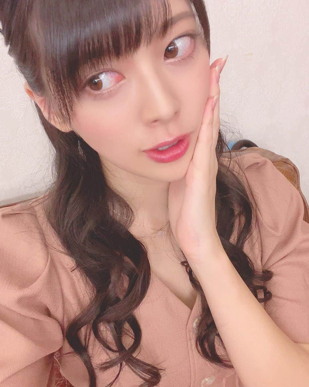 藤田いろはのインスタグラム：「この間久々にヘアメイクしていただいたやーつ✨﻿ きれいにセットしてもらえるとやっぱりテンション上がるー！﻿ ﻿ ﻿ ‪#藤田いろは#グラビア#gravure #japanesegirl #レースクイーン#tokyo  #l4l #aziangirl  #ビジョビ #模特 #뷰티스타그램 #셀카  #cosplay #黒髪ロング#팔로우#소통해요#셀스타그램#モデル #model #그라비아 #모델 #日本的 #性感內衣 #sexy  #性感美女 #性感尤物 #aliceintinyroom #アクセサリー好き #snidel #撮影」