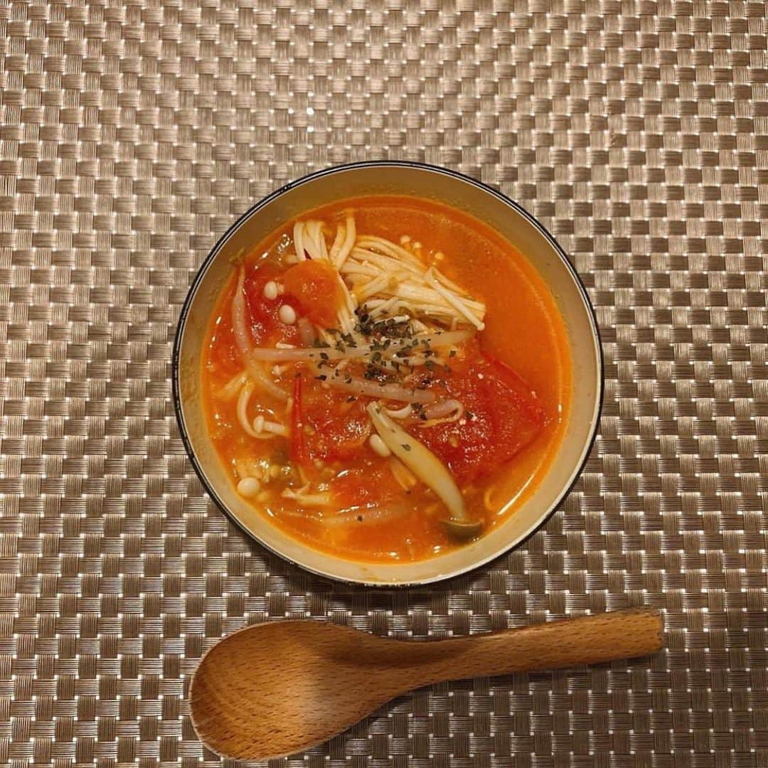 のインスタグラム：「.﻿ ﻿ .﻿ 【FOOD🍴】﻿ ﻿ 低コスト、低カロリーで作れる﻿ リコピンたっぷりトマトスープ🍅﻿ ===========================﻿ ﻿ 【材料】﻿ トマト（大）×2〜3﻿ えのき﻿ しめじ﻿ もやし﻿ ヨーグルト（隠し味）﻿ パセリ（飾り付け）﻿ ﻿ ﻿ 【作り方】﻿ ﻿ ①トマトを湯切りして乱切りにする。﻿ ﻿ ②お鍋に入れて煮る。﻿ トマトの水分でスープが出来ます﻿ ﻿ ③だいぶスープ状になったら材料を入れます。﻿ ﻿ ④キノコ達が煮えたら隠し味のヨーグルトでマイルドに！﻿ ﻿ ﻿ Photo by @cha0_14  ﻿  ===========================﻿ ﻿ ﻿ #b_and_mag」