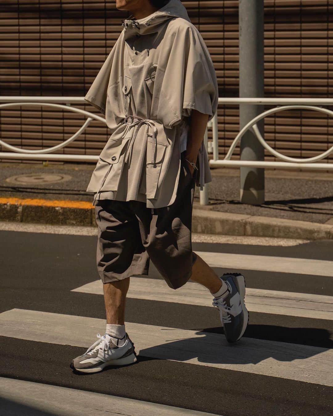 Ryoさんのインスタグラム写真 - (RyoInstagram)「ㅤㅤㅤㅤㅤㅤㅤㅤㅤㅤㅤㅤㅤ ポンチョのウエストを絞ってシャツ風に。 ボリュームあるトップスには、ショーツが相性いいですね！ この時期だから楽しめるスタイリング☺️ ㅤㅤㅤㅤㅤㅤㅤㅤㅤㅤㅤㅤㅤ outer:#scair pants:#rams shoes:#newbalance327」7月4日 22時05分 - ryo__takashima