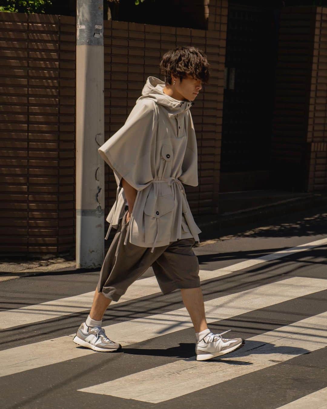 Ryoさんのインスタグラム写真 - (RyoInstagram)「ㅤㅤㅤㅤㅤㅤㅤㅤㅤㅤㅤㅤㅤ ポンチョのウエストを絞ってシャツ風に。 ボリュームあるトップスには、ショーツが相性いいですね！ この時期だから楽しめるスタイリング☺️ ㅤㅤㅤㅤㅤㅤㅤㅤㅤㅤㅤㅤㅤ outer:#scair pants:#rams shoes:#newbalance327」7月4日 22時05分 - ryo__takashima
