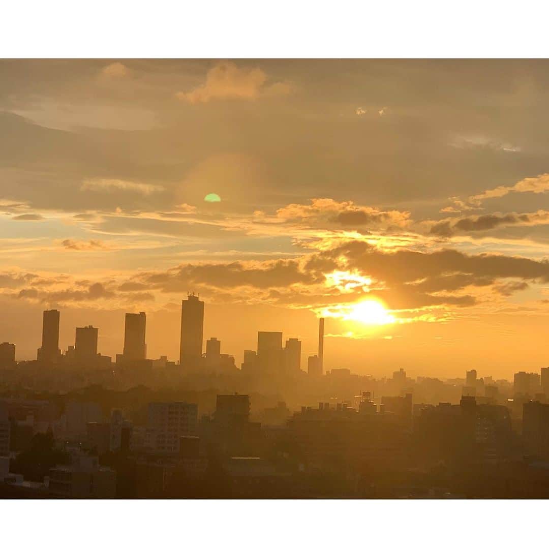 中野公美子さんのインスタグラム写真 - (中野公美子Instagram)「夕焼けがとても美しかった🌇 雲の隙間からの光がなんとも最高。 空は広いし、太陽は輝いている。  #夕焼け #美しい #癒し #雲 #太陽 #空 #sunset  #japan #tokyo」7月4日 22時09分 - kumikorion