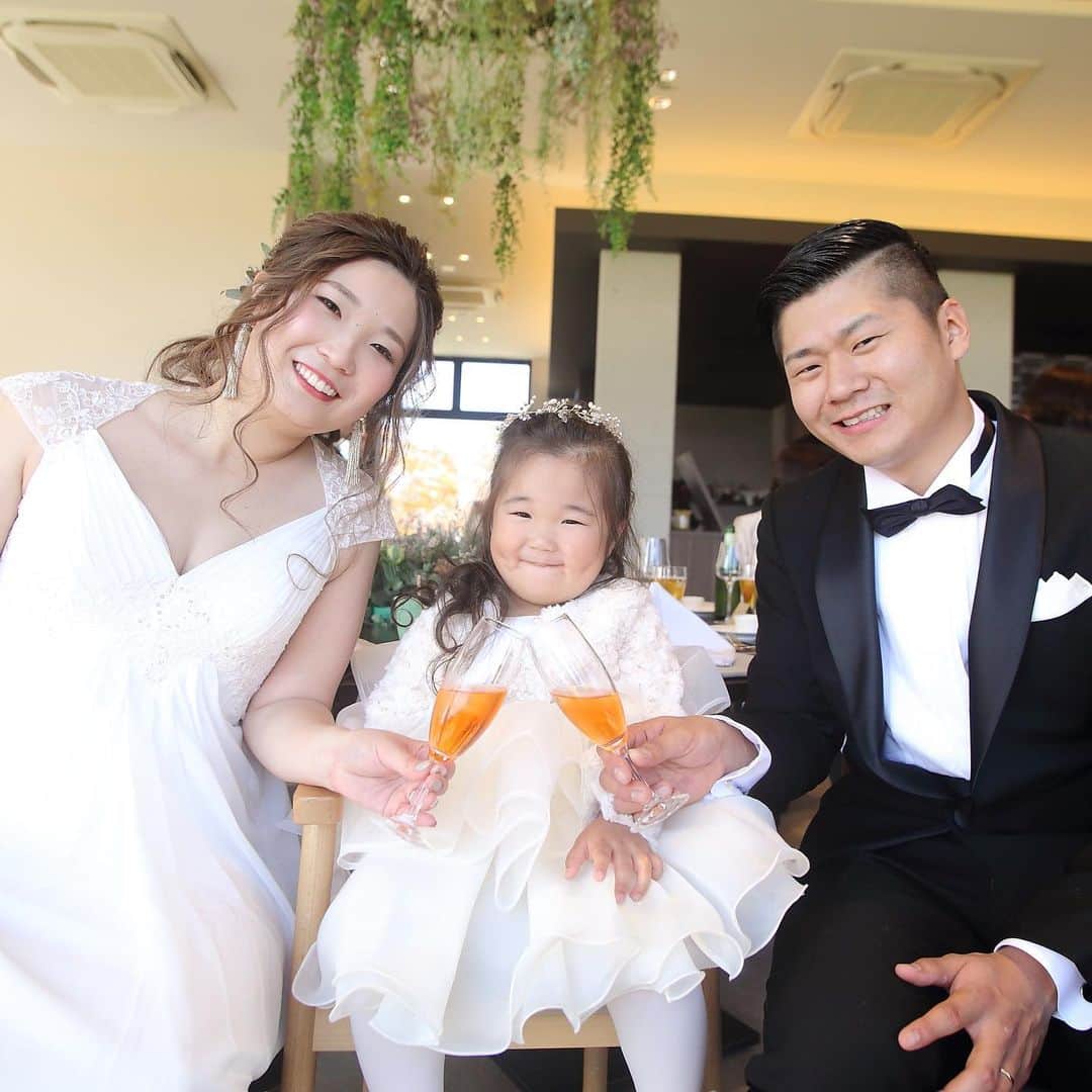 小松結婚式 M&U エムアンドユー ウェディングのインスタグラム：「【パーティーレポート】結婚3周年のタイミングでお式をされたお二人。﻿ ﻿ お子さまが誕生し生活が落ち着いたことを機に、3年越しの念願を叶えられました。 ﻿ ﻿ 「地元で・印象に残る結婚式にしたい・友達をたくさん呼びたい」と木場潟でのガーデン挙式に。 ﻿ ﻿ これから数回に渡り、挙式・パーティーの様子をご紹介していきます♪﻿ ﻿ LOCATION : UMI no RUSTICWEDDING﻿ PARTY SPACE : LAGO BIANCO﻿ ﻿ M&Uの公式サイトでは、挙式・披露会陰会場のご紹介やパーティーレポート、最新の情報などをご確認いただけます。﻿ ﻿ プロフィール( @mandu_wedding )内にあるURLよりご確認ください。﻿ ﻿ *・。*・。*・。*・。*・。*・。*・。﻿ ﻿ 【苔の里・木場潟を巡る♪ 杜と湖のラスティックウエディング見学会】﻿ ﻿ 南加賀の大自然を舞台とする“杜と湖のラスティックウエディング”。﻿ その舞台となる苔の里・木場潟の見学ツアーです。﻿ 実際のロケーションを体感してお二人のイメージを膨らませてください！﻿ ﻿ ○開催日／土日祝の11:00〜15:00（完全予約制）﻿ ○お問い合わせ・お申し込み／プロフィール内のリンクより公式サイトにお進みください。﻿ ﻿ *・。*・。*・。*・。*・。*・。*・。﻿ ﻿ 【M&U WEDDING の結婚式】﻿ ﻿ 100年経っても変わらないこの景色。﻿ 訪れるたび、幸せの記憶がよみがえる。﻿ ﻿ 石川県小松市。ここにある自然環境を最大限に活かした、シンプルでナチュラルな結婚式、『ラスティックウエディング』﻿ ﻿ ラスティックとは、「素朴」や「温かみ」という意味があります。﻿ 自然に囲まれて、気持ちのよい日差しを浴びながら、飾り過ぎない素の美しい世界で、大切なゲストとかけがえのない時間を過ごす。まるで映画のワンシーンのようなウエディングです。﻿ ﻿ *・。*・。*・。*・。*・。*・。*﻿ ﻿ ﻿ ﻿ ﻿ ﻿ #ガーデン挙式﻿ #エムアンドユー花嫁 #パーティーレポート﻿ #杜と湖のラスティックウェディング #エムアンドユー #苔の里 #木場潟公園 #石川 #石川県 #小松市#小松 #金沢市 #金沢 #加賀 #加賀市 #野々市#野々市市 #白山 #白山市 #小松結婚式 #小松市結婚式 #小松結婚式場 #小松市結婚式場  #ラスティックウェディング #リゾートウェディング  #小松カフェ #金沢カフェ #ホテルビナリオKOMATSUセントレ #ラーゴビアンコ」
