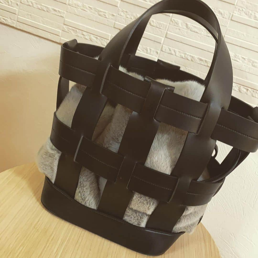 右田里沙(木村里沙) さんのインスタグラム写真 - (右田里沙(木村里沙) Instagram)「先日upした@tottie_bag のインナーバッグをファーにした冬ver⛄️❄️ ガラッと雰囲気が変わって可愛い💗 🔍3wayエコファーバスケットバッグ🧺  #tottie#トッティ#bag」7月4日 22時13分 - mig_risa