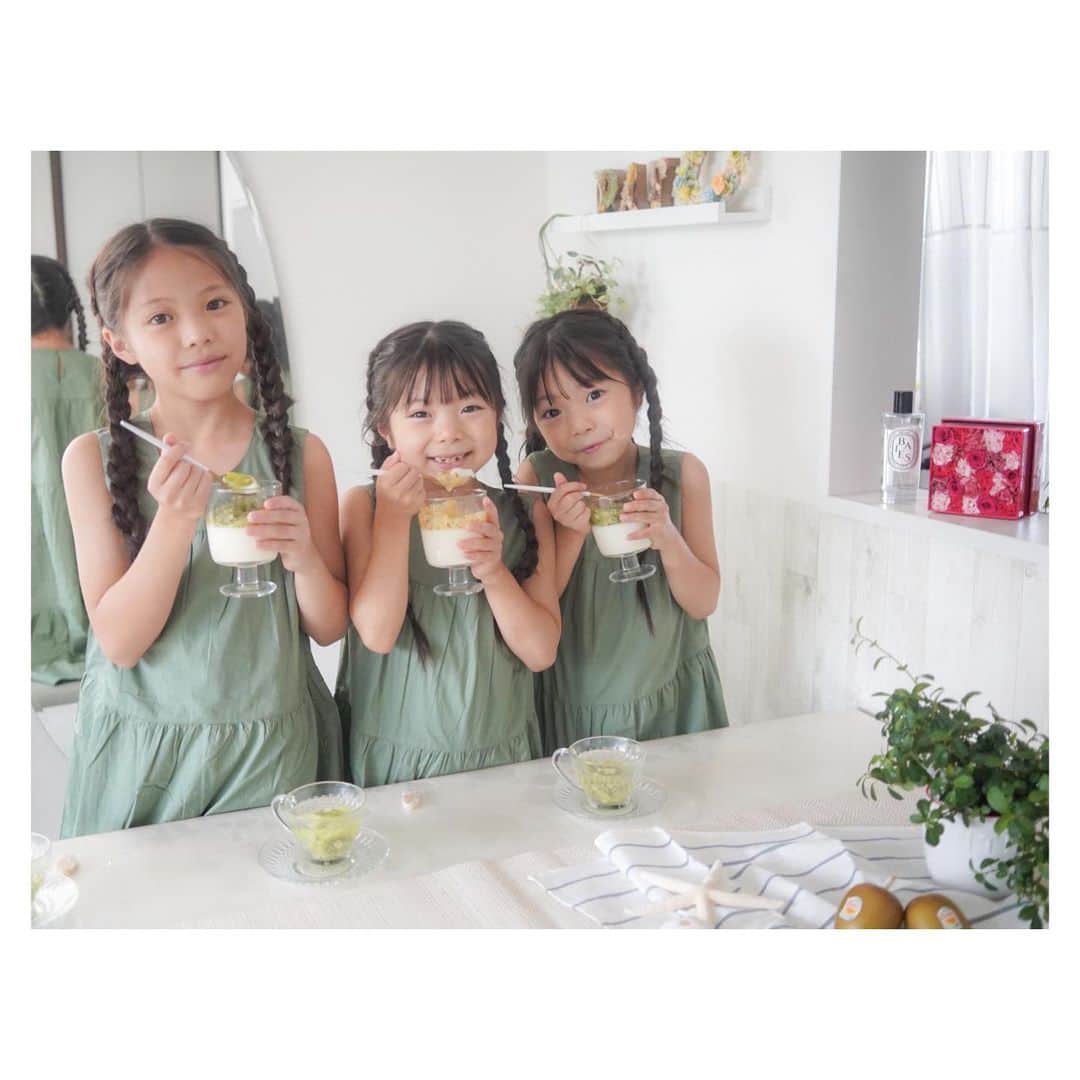 Yukiさんのインスタグラム写真 - (YukiInstagram)「おうち時間が増えてから、 おやつやご飯を一緒に作る機会も増えました(o^^o)  わが家は三姉妹のリクエストでフルーツ系が多いです☺︎♡  特にキウイは、夏バテ予防や夏風邪対策にもぴったり✨  夏バテして、生野菜を食べる量が少し減ってきているのが気になっていたので ゼスプリ @zespri_jp の #おきかえキウイ で無理せず不足しがちな栄養素をしっかり摂って、 梅雨時期も夏も元気に乗り切りたいです♡♡  #キウイ #ゼスプリ #ゼスプリキウイ #こどもごはん #ゼスプリ_PR」7月4日 22時14分 - yukikuu96