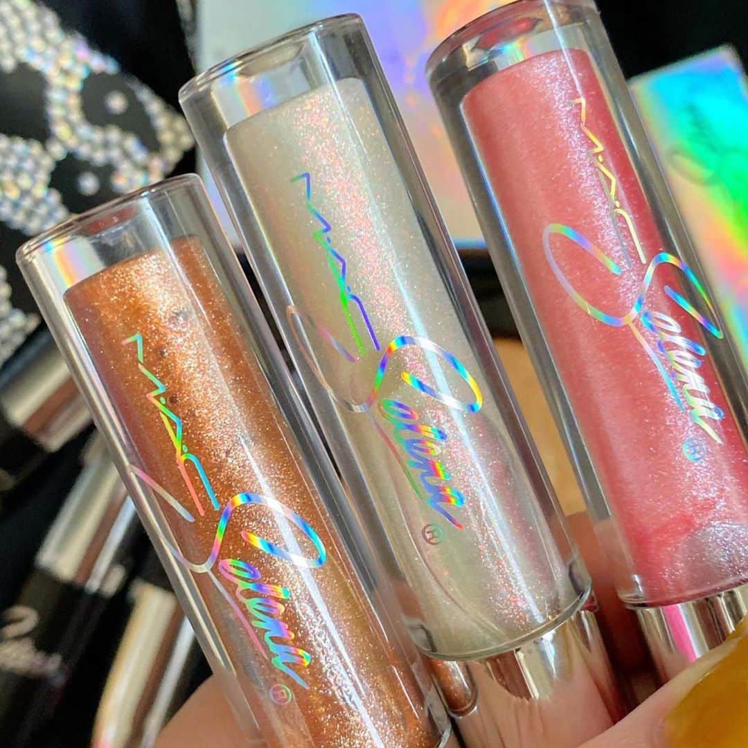 M∙A∙C Cosmetics Japanのインスタグラム：「サマーメイクに欠かせないリップグロスは80sムード溢れるカラーをチョイス💄軽やかなテクスチャーでありながら抜群の密着度でふっくら唇に💋色と質感のバランスを楽しんで✨ ㅤ ㅤ 【公式オンラインショップ限定】 #MACセレーナ ラ レイナのコレクション製品を1品含む8,250円（税込）以上ご購入のお客様へ、肌をスムーズに整えるスプレータイプの化粧水 M·A·C プレップ プライム フィックス+（30ml）をプレゼント中✨  ㅤ キャンペーン期間：7月9日(木)23時59分まで ㅤ ※無くなり次第終了。 ※お1人様1会計につき1回までとさせて頂きます。 ※お買い物の際は、ショッピングカートにプレゼント製品が表示されているかをご確認ください。ショッピングカートに表示されない場合は、在庫切れとなります。 ※M·A·C 公式オンラインショップ限定のキャンペーンです。  Regram from @macpro_tokyo ㅤㅤㅤ #MACSelena #MACCosmeticsJapan #MACCosmetics #MAC #MACコスメ #マックコスメ #コスメ#コスメ紹介#コスメ好き#コスメレポ #化粧品 #デパコス #コスメ部 #コスメマニア #メイク好き#メイク道具#美容大好き#美容好き#トレンドメイク#夏メイク#メイクテク#MACリップ#リップ#リップメイク#リップスティック#リップケア#リップグロス#ボリューム#ぷっくり」