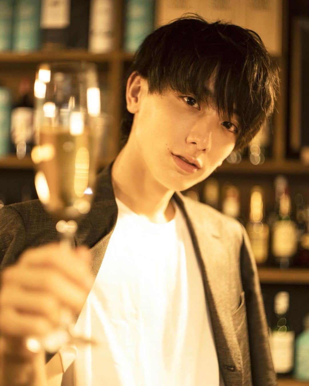 小西詠斗のインスタグラム：「普段あまり飲まないお酒を持って、撮影しました🍷🧔🏻」