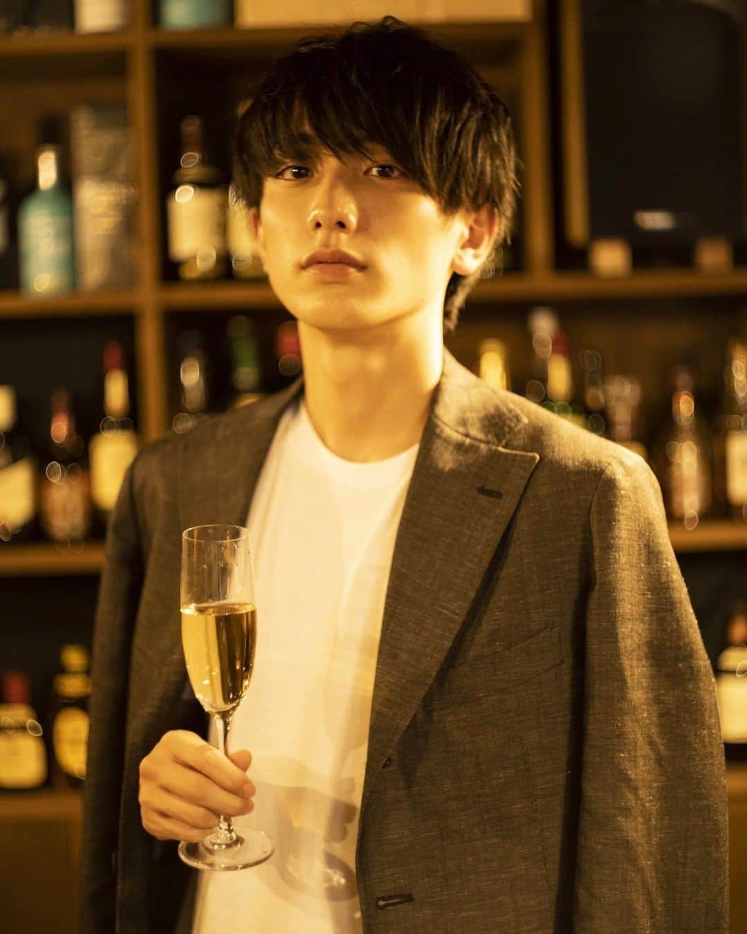 小西詠斗さんのインスタグラム写真 - (小西詠斗Instagram)「普段あまり飲まないお酒を持って、撮影しました🍷🧔🏻」7月4日 22時15分 - eito.konishi