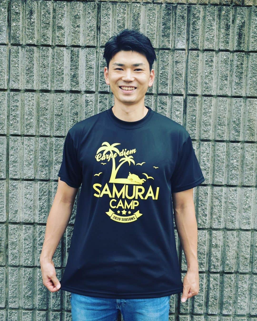 石井講祐のインスタグラム：「サムライバカンスTシャツ実物出来あがりました！肌触りも良くていい感じ！ 僕が着てるサイズはLです！ 参考にしてみてください^_^ ご注文受付は7/8 12:00までです！ QRコードかオリジナルグッズのストーリーのリンクからよろしくお願いします！ #石井講祐 #ボーラーズ船橋 #去年のデザインと比較」