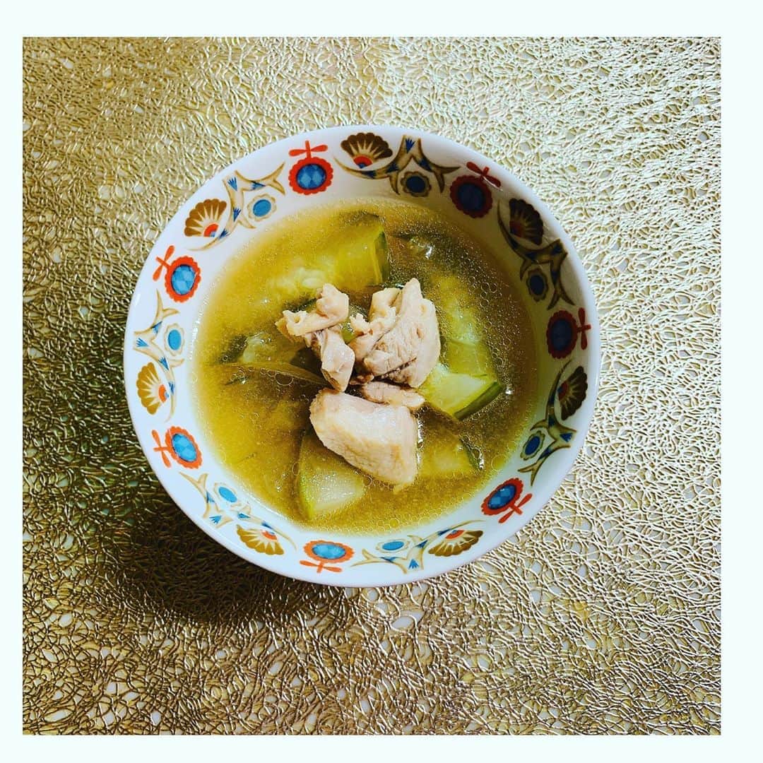 美蘭レンナのインスタグラム：「昨日のおばけもしもしきゅうり🥒  "鶏肉ときゅうりの中華あんかけ"　　 として食卓に並べられました😋😌✨✨  でも実は私、きゅうり食べられないんです😂😂 自分で育てたきゅうりなら食べられるかもと食べましたが、 やっぱりダメでした😔  家族は美味しい美味しいと食べてくれたので、良かったです🥰✨💕💕  食べてくれる人が喜んでくれるのが#生産者 として 一番の喜びです☺️😆😆✨  おばけきゅうりちゃん、ありがとう😊🥒  #きゅうり#おばけ#おばけきゅうり#料理#今日の食卓#我が家の食卓#食卓#夏野菜#野菜#鶏肉#チキン#野菜料理#レシピ#きゅうりレシピ#中華料理#夏#夏の風物詩#7月#4日#家庭菜園#家庭菜園初心者#土いじり#収穫#楽しい#美味しい#水分補給」