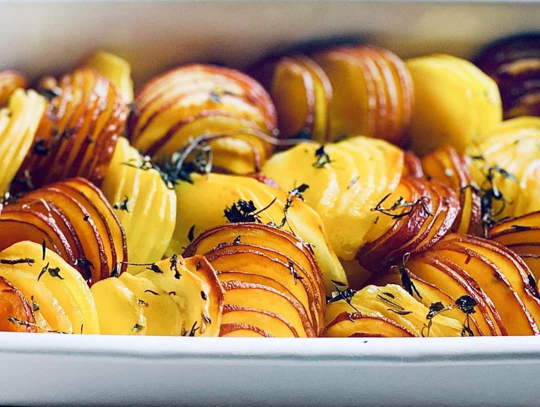 Chinamiさんのインスタグラム写真 - (ChinamiInstagram)「Thyme salt and Herbed Garlic Potatoes (two kinds) #vegetable #potato #herb . 手のひらサイズの小さな鉢植えだったタイムが、直植えするとどんどん株が増えて、驚くほど成長しました🌿 . 1枚目の写真は、収穫後ドライにしてから塩と混ぜたタイム塩。このほかに、藻塩や岩塩とも混ぜてみました。お料理によって使い分けたいと思います。 . 2枚目写真は、ユーコンゴールドとアンデスレッドを収穫したので、ハッセルバックポテト風にアレンジ。私は、オリーブオイル、タイム塩だけで充分美味しかったのですが、子どもは物足りなかったらしく、バターを散らしてパルメザンチーズをじゃがいもの間に満遍なくふりかけて再びオーブンへ。待つこと5分、出来上がりのこってり感にご満悦の様子でした^ ^ . #じゃがいも #野菜　#ハーブ #ハーブのある暮らし」7月4日 22時31分 - chinamiphoto