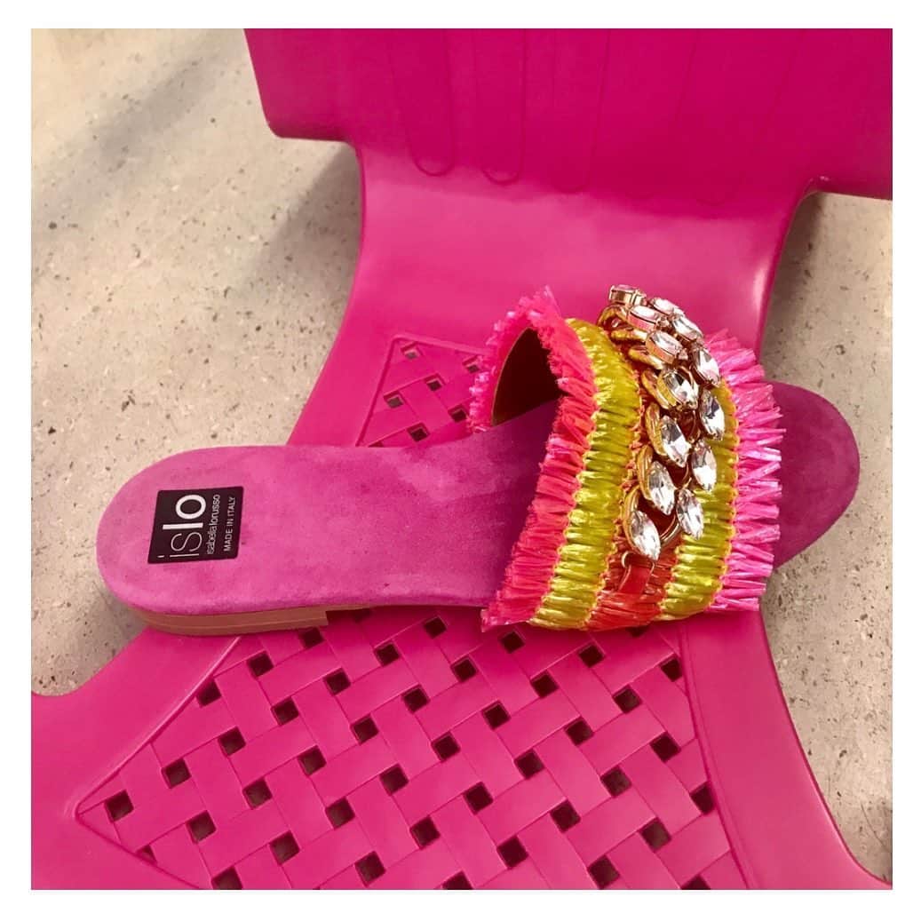 のインスタグラム：「#islo #isloshoes #isloisabellalorusso #shoes #sandals #suede #rafia #details #detailsmakethedifference #gioiello #ciabattinagioiello #solocosebelle #moodoftheday #shopping #shoponline #madeinitaly #gel #staytuned」