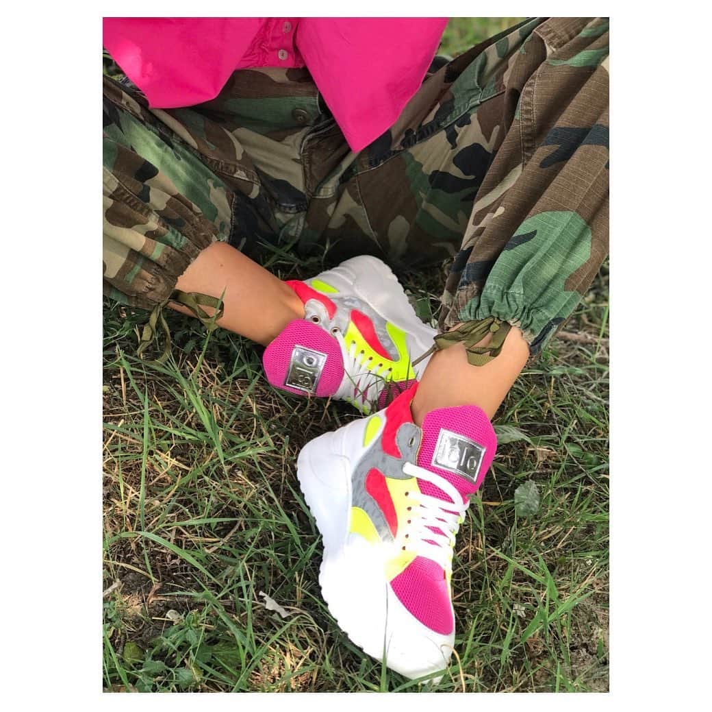のインスタグラム：「#islo #isloshoes #isloisabellalorusso #shoes #sneakers #logo #leather #tessutotecnico #details #colore #fluo #detailsmakethedifference #solocosebelle #abbigliamento #lestreghe #camouflage #shopping #shoponline #madeinitaly #irama #staytuned」