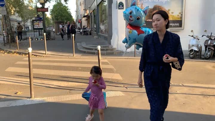チャン・ユンジュのインスタグラム：「일년 전 오늘. 파리에서. 누구의 시선도 의식하지 않은 채. 매일 같이 리사와 함께 하루 먹을거리를 사러 마트에 가곤했다. 지금 다시 보니. 웃음이 나기도 하고. 마음이 풍족했던 여행의 일상이 반짝반짝 빛나는 구나. 그래서 난 요즘 그런 생각을 많이 한다. 오늘 하루도. 지금 이 순간에도 난 여행중이야.💛🌈🙏🏻」