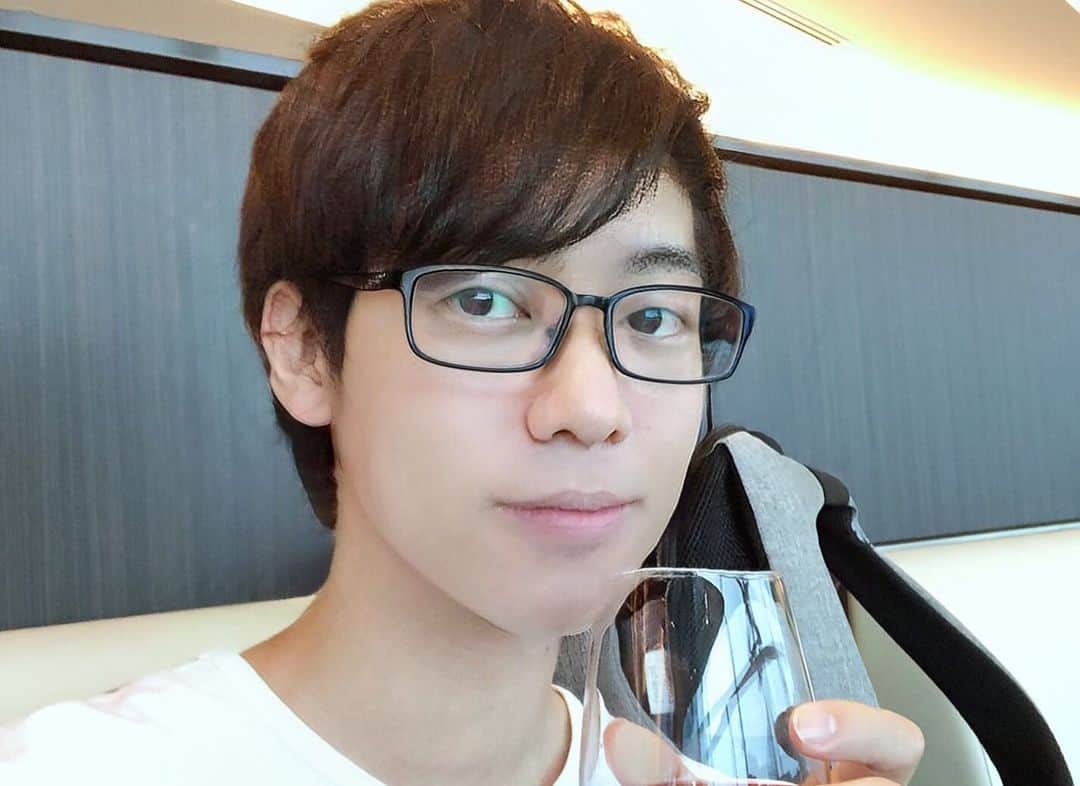 松阪ゆうきさんのインスタグラム写真 - (松阪ゆうきInstagram)「今更ながら FaceAppというアプリをやってみた。  男→女 今→素敵な老化 今→老い 今→ロン毛 若返り2 若返り2+メガネ👓  本当にこうなるんかなあ！？😂  面白いアプリだなあと思いながら、 なんなら『素敵な老化』と『老い』は少し父親に見える😂  #faceapp」7月4日 22時26分 - matsuzaka_yuuki