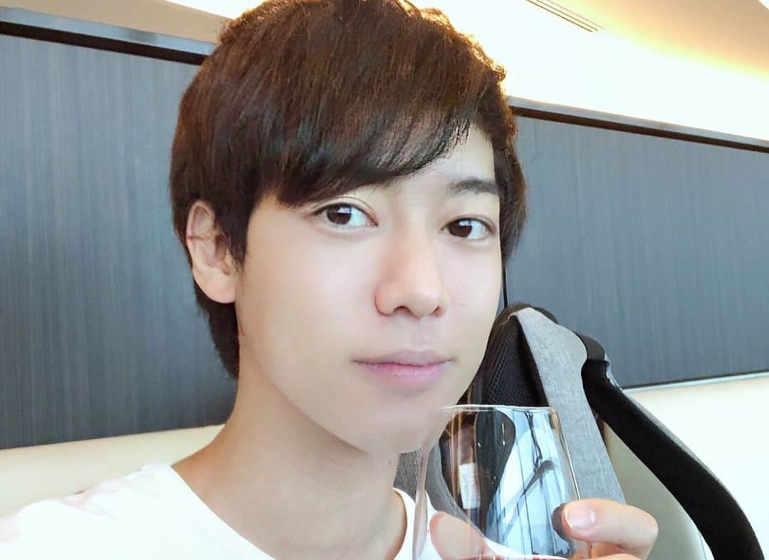 松阪ゆうきさんのインスタグラム写真 - (松阪ゆうきInstagram)「今更ながら FaceAppというアプリをやってみた。  男→女 今→素敵な老化 今→老い 今→ロン毛 若返り2 若返り2+メガネ👓  本当にこうなるんかなあ！？😂  面白いアプリだなあと思いながら、 なんなら『素敵な老化』と『老い』は少し父親に見える😂  #faceapp」7月4日 22時26分 - matsuzaka_yuuki