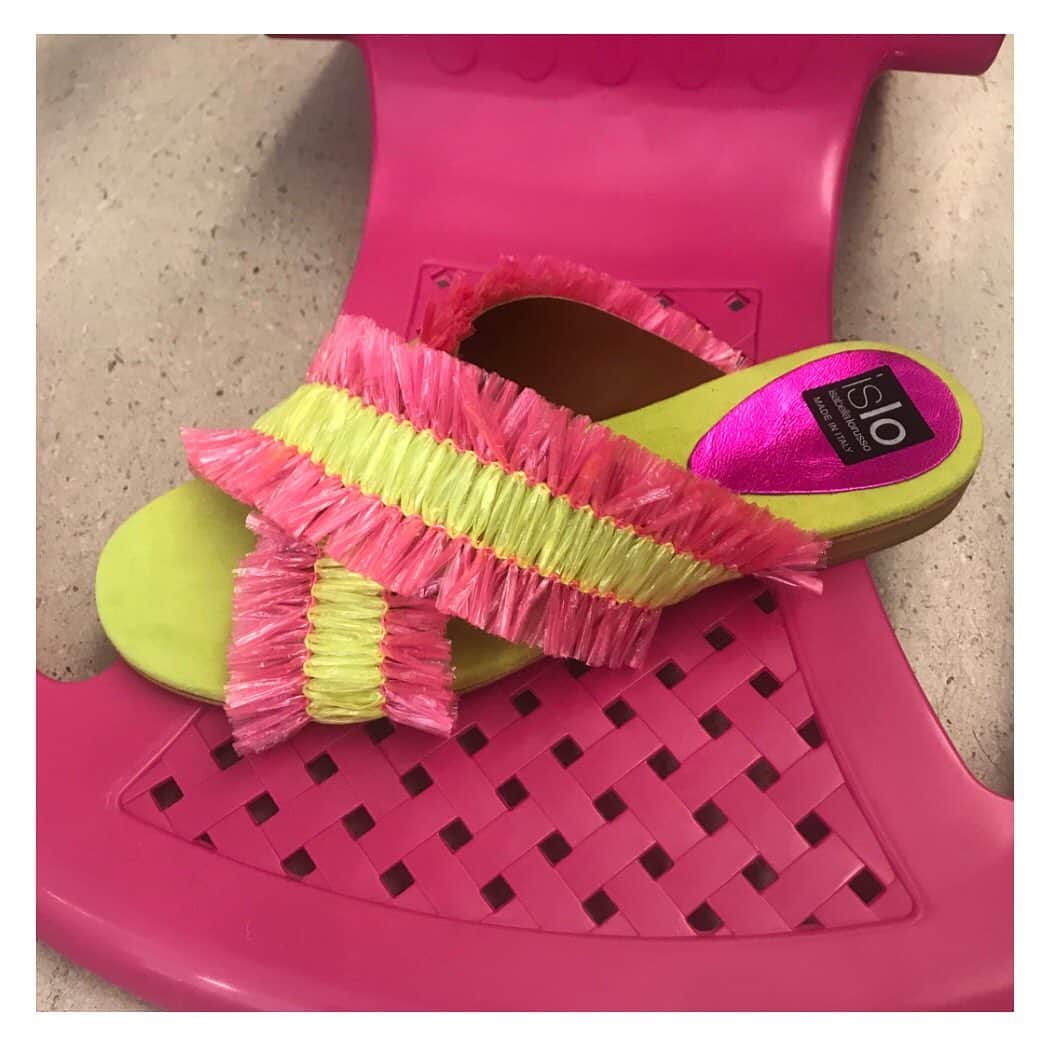 のインスタグラム：「#islo #isloshoes #isloisabellalorusso #shoes #sandals #suede #rafia #details #fluo #detailsmakethedifference #solocosebelle #moodoftheday #summer #shopping #shoponline #madeinitaly #gin #staytuned」