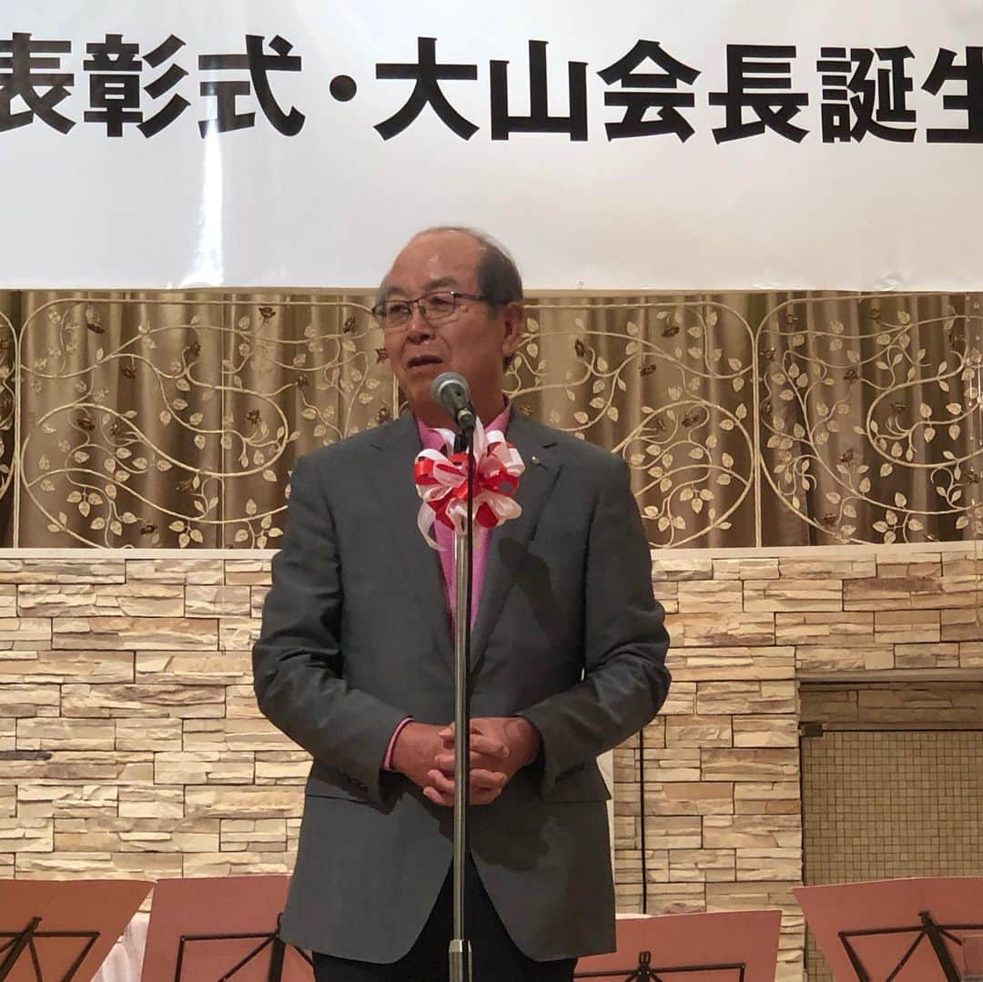 星野英正のインスタグラム：「今日は地元仙台で誰もが知るアイリスオーヤマの大山会長誕生日パーティー🎉に行ってきました。 、 ここまで大きな会社になったのも寝ないで仕事した時もあり、色々な苦労もあったと言ってました。 やはり偉大な方達は苦労を乗り越え、色々な経験して這い上がって来てる！ 、 また会長は毎回ピンチをチャンスに変える！判断力、察知力、決めたら即行動、本当自分では考えられないような考え方をする凄い方です。🤣 、 企業もスポーツも同じだなぁーって感じた😌 、 2枚目は仙台を代表する歌手さとう宗幸さん🎤ありがとうって曲皆さん聴いてほしい。「泣ける」😭  、 3枚目　仙台を代表する仙台フィルハーモニー楽団 このメンバーが集まって演奏するのは超超超レア😵あり得ないらしい🤣 、  アイリスオーヤマ何年後かに凄いの作るらしいよー🤣🤣🤣」