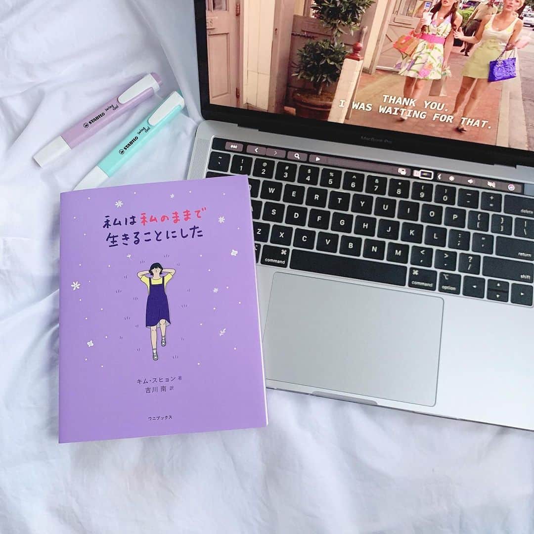 小林恵月さんのインスタグラム写真 - (小林恵月Instagram)「・ 私は私のままで生きることにした ・ まず題名から自分に合いそうな本だなぁ 読んでみたいなぁ って思って笑 ずっと気になっていた本💜 自分の考え方とかを改めて再確認できるし、 こういう考え方もあるんだなぁって思ったり、 韓国の言葉や考え方も入っていたり、 スラスラと無意識に読めるの☺️🌙 ・ ちなみに好きな映画はゴシップガール🎬💋XOXO それでは皆さん！ おやすみー！ また明日ー🧡 いい夢みてねー⭐️🌙 ・ #私は私のままで生きることにした  #本 #好きな本 #📚 #韓国 #韓国好きな人と繋がりたい  #macbookpro  #いい夢みてね⭐️🌙 #小林恵月 #オスカープロモーション #oscarpromotion #model #japan」7月4日 22時35分 - ezuki_kobayashi