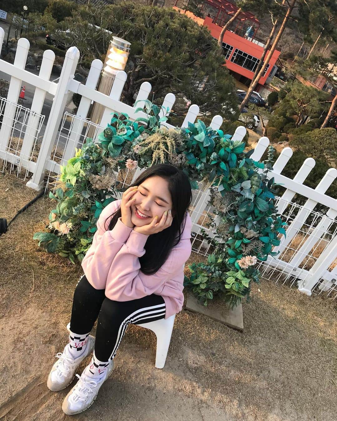 のインスタグラム：「こんばんは！リリアです！ 今日からInstagram始めようと思います。 Nizi Project、沢山の応援 本当にありがとうございました！  心から感謝しています😌♡ Thank you💞 감사합니다💞  #NiziProject #虹プロ #NiziU #リリア #리리아 #Riria」