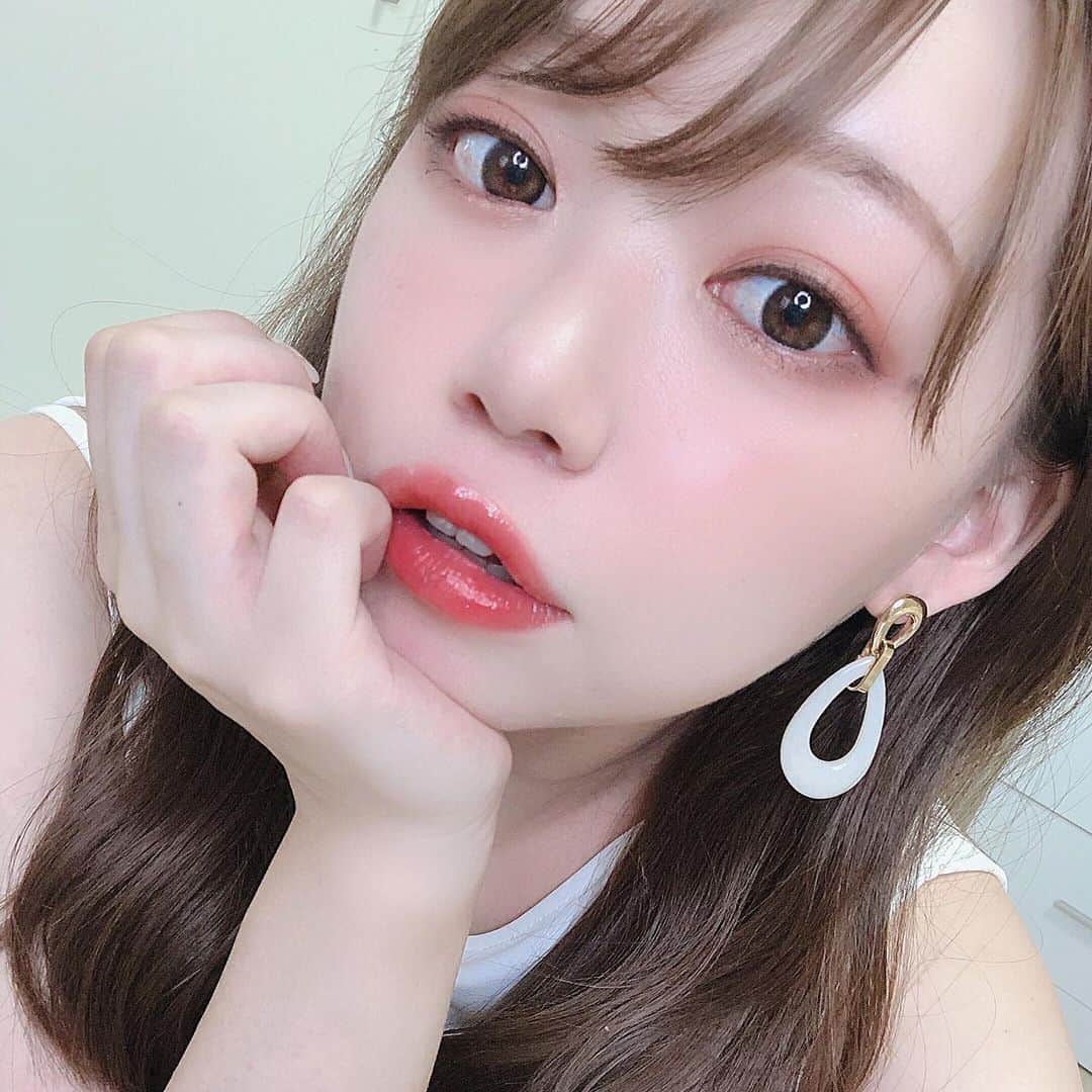 のインスタグラム：「美意識を上げて頑張ってたら﻿ メイクノリも良くなったしハリがでてきたなぁ😚﻿ ﻿ 最近、感動を越して衝撃を受けた商品があるんだけど﻿ 炭酸ジェルパックのNANO ACQUAがすごすぎる！！﻿ #炭酸美容 が注目されてて﻿ わたしも取り入れてはいたんだけど﻿ 1回でここまで効果が分かるものって今までなかなかなかったかも👏🏼✨﻿ ﻿ 朝やっても夜やってもいい炭酸ジェルパックなんですが﻿ 出来立ての生炭酸でパックするから﻿ 角質層までしっかりと美容成分が届いて﻿ もちっと明るい肌になったなと感じます☺️﻿ 終わったあとの肌色は本当に衝撃！！﻿ ﻿ 使い方ですが、、﻿ ジェルと顆粒パウダーをスパチュラで混ぜ合わせると﻿ パチパチパチ𓈒𓏸𓂂と音がする炭酸ジェルの出来上がり💓﻿ これを顔全体に厚く乗せて﻿ 付属の専用シートで顔全体を覆い、﻿ 20分くらいおいてから﻿ 水またはぬるま湯で洗い流します☺️﻿ ﻿ パックのあとは浸透力が上がるみたいなので﻿ 化粧水をたっぷりつけてるよ✨﻿ ﻿ これはもう本当に手放せない・・・！！﻿ ﻿ 初回はお試しで5回のキットが購入出来ます🌷﻿ そしてなんとわたしのInstagramを見てくださった方に﻿ クーポンコードを頂きました🥺🙏🏼💓﻿ 《クーポンコード→co2》﻿  @favorina_official 公式サイトでお買い物する際に﻿ このクーポンを利用すると﻿ 炭酸ジェルパック初回限定５回分セットが﻿ さらに500円OFFになります☺️﻿ ﻿ ぜひ公式サイトからチェックしてみてください❤︎﻿ → @favorina_official  ﻿ #炭酸ジェルパック #炭酸パック #炭酸美容 #ナノアクア　#favorina #フェヴリナ #美肌ケア #ながら美容 #生パック #pr﻿」