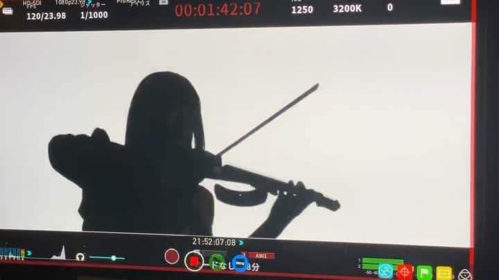 RINAのインスタグラム：「Making of 『eye』　violin part👁  MV 『eye』のソロカットメイキングシーン👁 この曲早くライブでやりたい！！」