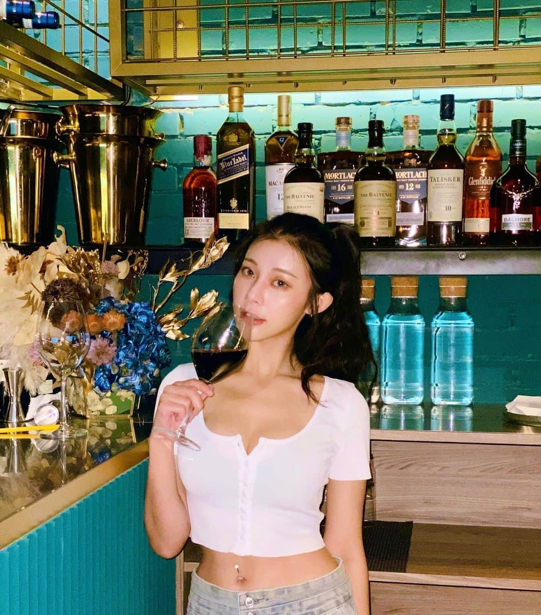 張香香のインスタグラム：「週末就是要找一個可以喝酒又有美食的地方療癒一下身心靈😳❤️ 松露滷肉飯真滴豪好吃🤤🤤🤤」