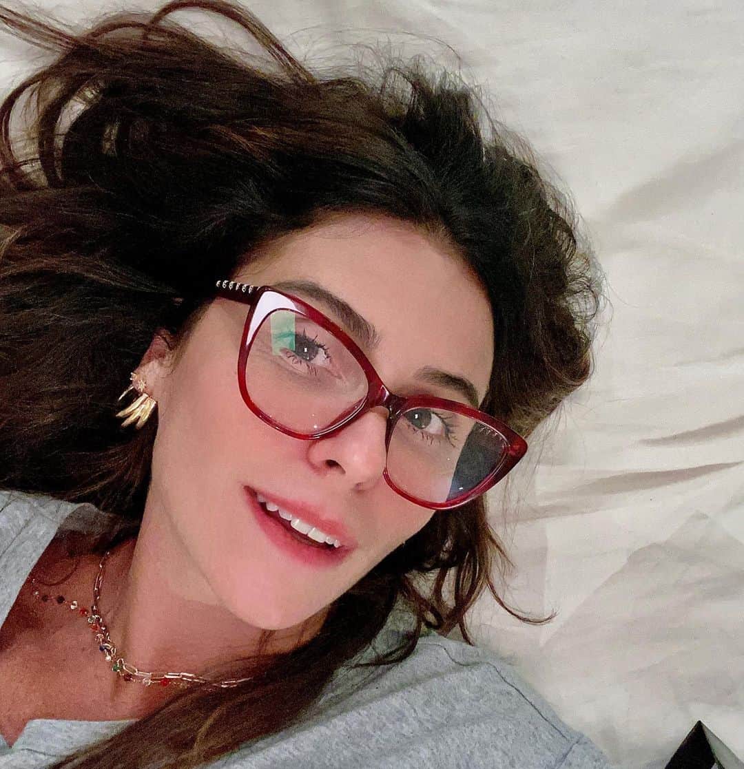 Giovanna Antonelliのインスタグラム：「'Tudo passa, o tempo não ☀️volta... principalmente o tempo perdido.... vamos prestar atenção e gastar nosso tempo onde e com quem nos faz bem, né não?' O resto... è o resto.... Bom finde ! Se cuidem!! 😉」