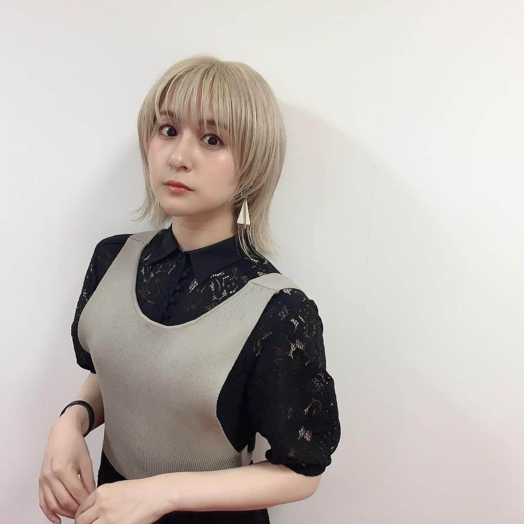 吉田有里のインスタグラム：「TVアニメ第2期、﻿ そして原作コミックス第5巻のエピソードをオンエアに先駆け﻿ 2020年9月5日(土)より劇場上映されます、﻿ 『「はたらく細胞!!」 最強の敵、再び。体の中は“腸”大騒ぎ!』にて﻿ 乳酸菌 役で出演させていただきます。﻿ ﻿ 既に沢山の方から愛される素敵な作品にこうして関わらせて頂けて、﻿ とても緊張しますが、大変嬉しく思います。﻿ ﻿ 特番内でも発表になりましたが、﻿ 主題歌に乳酸菌、参加させていただきました！﻿ とても元気をもらえる楽曲になっています…にゅにゅにゅ〜〜♪♪♪﻿ ﻿ 何卒よろしくお願いします！﻿ ﻿ (シークレットで出演させて頂いた特番は#Abema で見られます) ﻿ (お店で乳酸菌のものを見かけると﻿ ☺️☺️←こんな顔になるようになりました)﻿ ﻿ #はたらく細胞 #乳酸菌 #吉田有里」