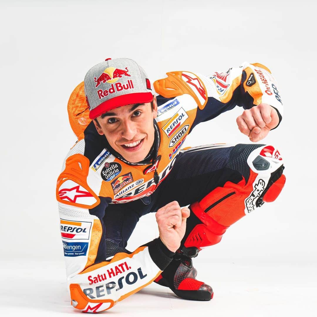 レプソル・ホンダのインスタグラム：「Elbows out 💪 ⠀⠀⠀⠀⠀⠀⠀⠀⠀ #MotoGP #Racing #Repsol #Honda #Racing #RepsolHonda #HRC #RC213V #MM93 #MarcMarquez #AM73 #AlexMarquez #ThePowerOfDreams #Racing #Motorcycle #Team #OneHeart」