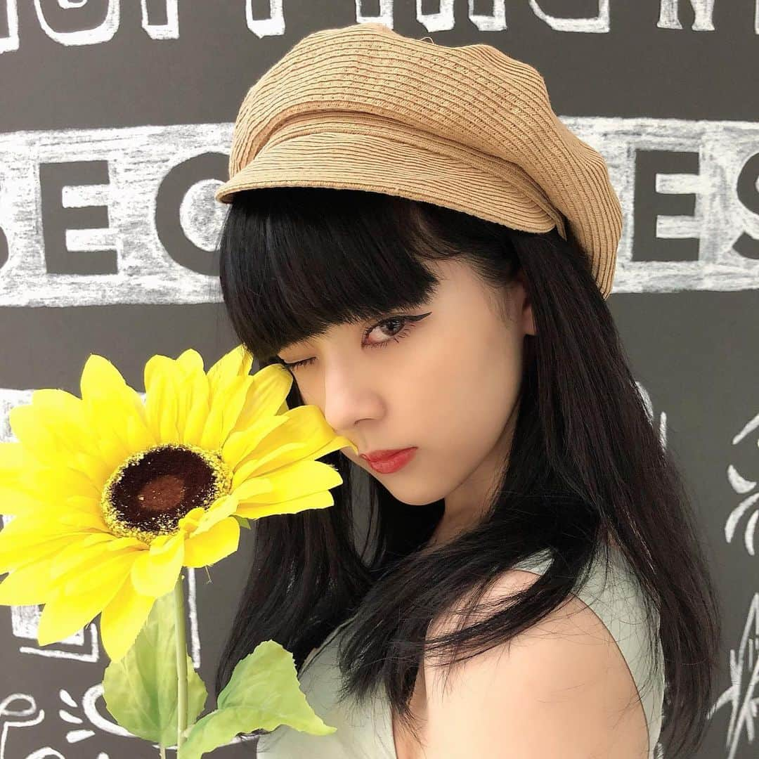 桐原愛歩さんのインスタグラム写真 - (桐原愛歩Instagram)「(蜂がよってこなければ)ひまわりすきです。ダイソーで買いました。 . . . #dazzlin #ひまわり #キャスケット」7月4日 22時59分 - ayuayu_1003