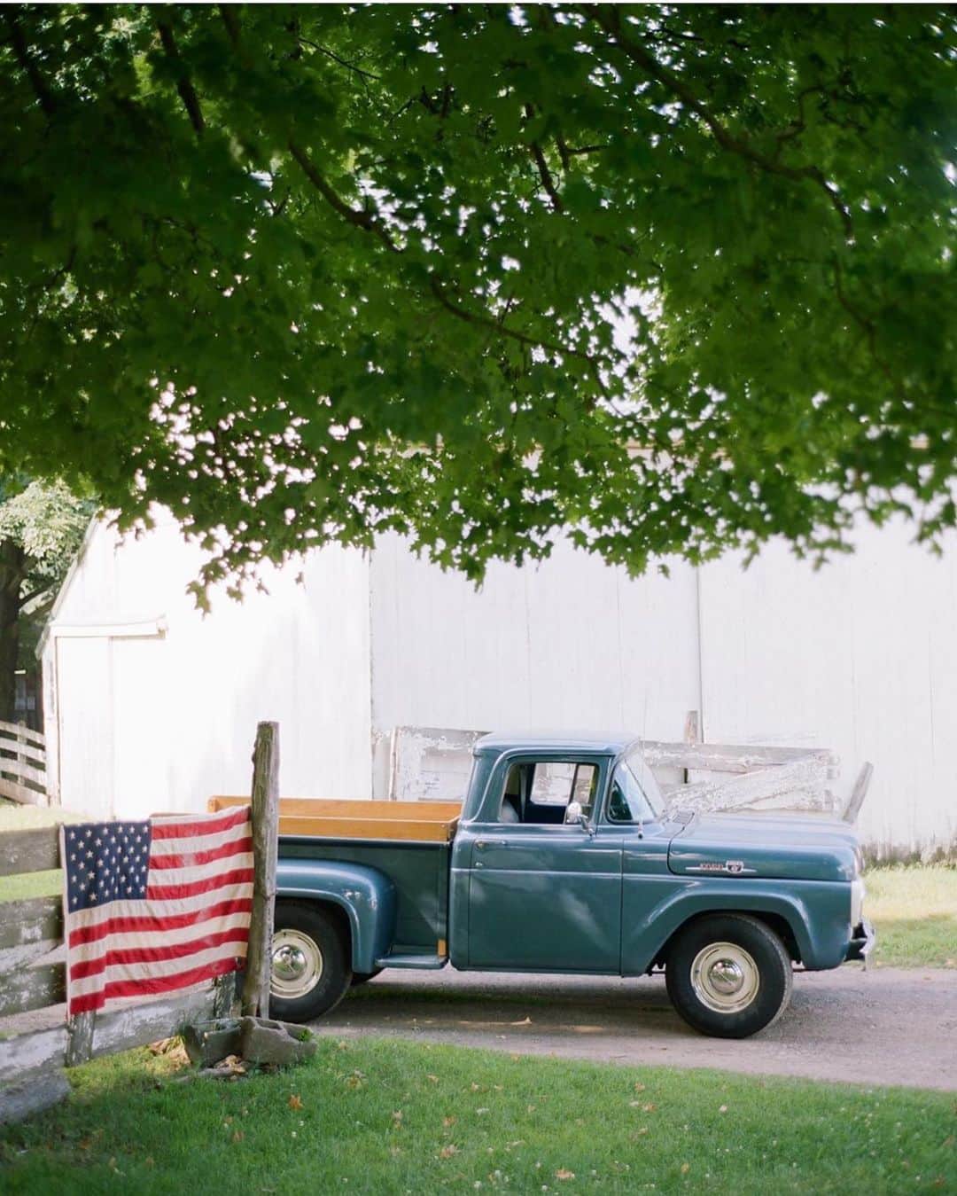 FOLKのインスタグラム：「On my very favorite episode of Designing Women..the one with @dollyparton in it... there is a lady who is turning one hundred and they ask her about what she’s seen in America in those one hundred years. She says something along the lines “we ain’t where we should be, we ain’t where we’re gonna be, but at least we ain’t where we were.” That quote has stuck with me for many many years. On this 4th of July in 2020 I can’t help but continually think of that line. Every day we keep marching towards a more perfect union. Every day we keep growing and learning. Every day we keep trying to make the place better for ourselves and posterity. That’s the goal. That’s the American dream...to just keep doing better and being better. Photo by @christopher.chevalier 🇺🇸❤️」