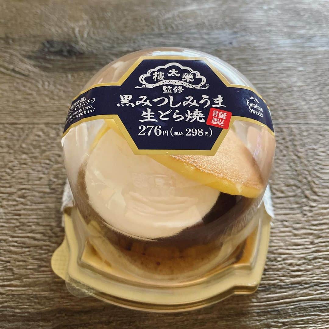 0510_nanaさんのインスタグラム写真 - (0510_nanaInstagram)「‎⋆ これめちゃめちゃ美味しいの。 1度食べて美味しいっ！と思ったけど、その後なかなか売ってるところに遭遇しなくて。 ‎⋆ @familymart.japan で売ってるんだけど、コンビニスイーツとは思えないクオリティ。 見かけたら食べてみてほしい。 ‎⋆ ‎⋆ #黒みつしみうま生どら焼 #生どら焼き #どら焼き #コンビニスイーツ #ファミリーマート #ファミリーマートスイーツ #ファミリーマート限定 #ファミマ #ファミマスイーツ #榮太郎 #和菓子 #スイーツ好きな人と繋がりたい」7月4日 23時01分 - 0510_nana
