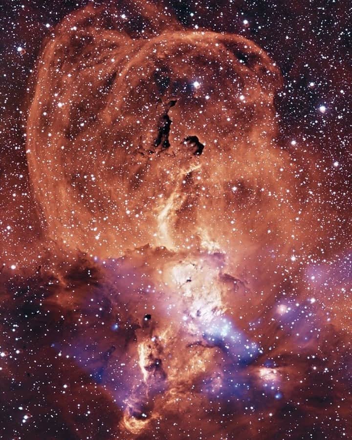 Discoveryさんのインスタグラム写真 - (DiscoveryInstagram)「Located about 9,000 light years from Earth, NGC 3576 is a region of glowing gas in our Milky Way galaxy. If you look closely, you can see why it’s called the Statue of Liberty Nebula. The shapes are created by various stages of star formations and death.  . Photo: @nasachandraxray  . #NGC3576 #Nebula #independenceday #statueofliberty🗽  #space #astronomy #milkyway #galaxy #chandraxray #statueoflibertynebula #starwars #potd #spaceforce」7月4日 23時11分 - discovery