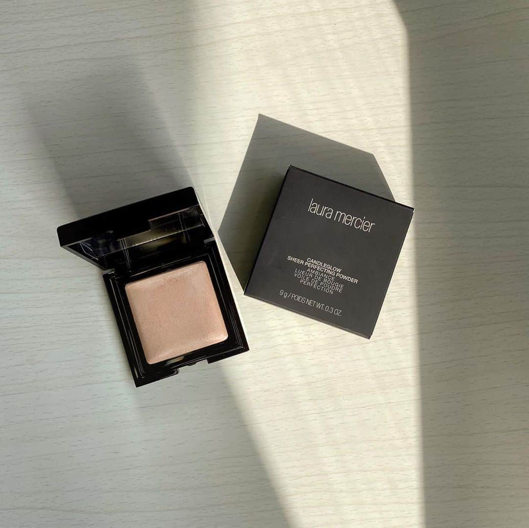 のインスタグラム：「おすすめパウダー❤︎  【laura mercier キャンドルグロウ パーフェクティング パウダー】  ラメが細かくて、 マットすぎない陶器肌に仕上げてくれます👼  スワイプすると、カラコンしていつもと違う私。笑」