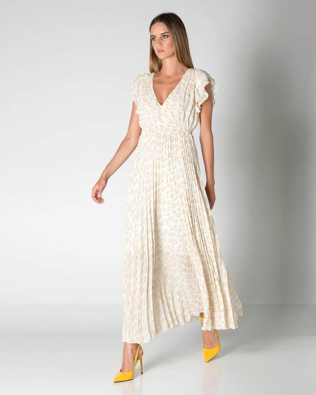 クリスティーナガヴィオリのインスタグラム：「Long printed dress from our SS20 collection. 💖 Discover more in boutique and online at www.cristinagavioli.it  #cristinagavioli #MadeinItaly #cristinagavioliss20」