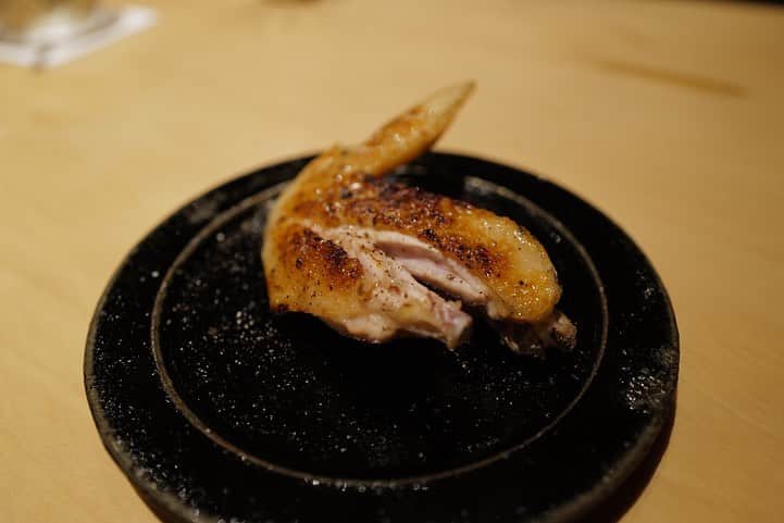 福岡グルメ 福岡ランチ「デビログ」さんのインスタグラム写真 - (福岡グルメ 福岡ランチ「デビログ」Instagram)「春吉にある『焼鳥 森本』に久しぶりに伺った。 ここは旨味が増した「豊(とよ)のしゃも」の焼鳥を食べることができる。 丸鶏の状態で仕入れているので、希少部位を食べることができるのは楽しいね👌 メニューは5,000円(税別)のコースのみ。 「刺身」1,000円(税別)はオススメなので、電話で予約するときにお願いした方が良いよ😊 最後に「そぼろご飯」700円(税別)も食べてしまった😆 . #焼鳥森本 #福岡市中央区春吉 3-11-19 #パノラマスクエア博多 2F 090-9595-1129 18:00〜22:00 (21:00 LO) 定休日：日・祝（貸切など営業可） . ♦️福岡グルメ 福岡ランチの店舗探しならブラウザで「デビログ」で検索👉 ♦️お得な情報やディープな店舗情報はブラウザで「もっとデビログ」で検索👉 . #福岡焼鳥 #福岡焼き鳥 #豊のしゃも #春吉グルメ #春吉焼き鳥 #春吉焼鳥 #福岡 #博多 #fukuokapics #fukuoka #fukuokacity #hakata #fukuokagourmet #IGersJP #ig_japan #福岡グルメ #福岡ランチ #福岡ごはん #福岡ご飯 #食べログ福岡 #福岡飯 #福岡食べ歩き #福岡インスタグルメ #インスタグルメ福岡」7月4日 23時15分 - devi_takahashi