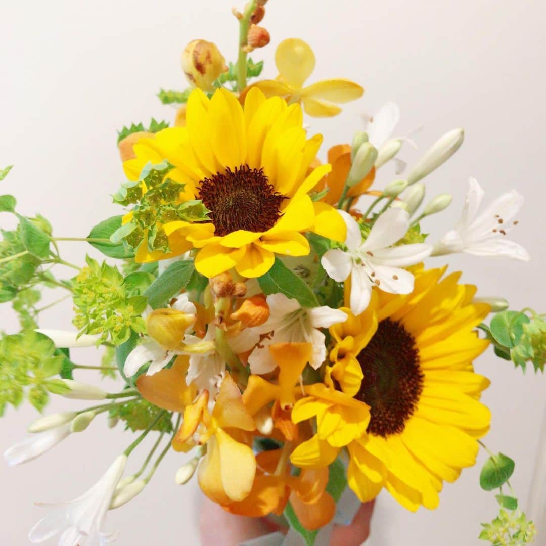 逢月あかりさんのインスタグラム写真 - (逢月あかりInstagram)「ひまわりを見ると夏が来たなーって感じ🌻 . . 部屋にお花があるのはいいねっ☺️ . . #ひまわり#🌻#夏#7月 #花のある暮らし #花のある生活  #インテリア#花#花束 #flowers #sunflower  #summer」7月4日 23時21分 - akari.ouzuki