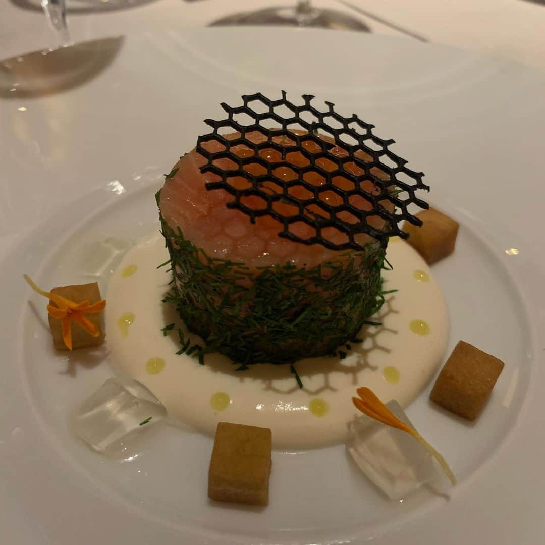 リアム・カニンガムさんのインスタグラム写真 - (リアム・カニンガムInstagram)「Utterly spoilt at the magnificent #restaurantpatrickguilbaud  Art on a plate!」7月4日 23時31分 - liamcunningham1