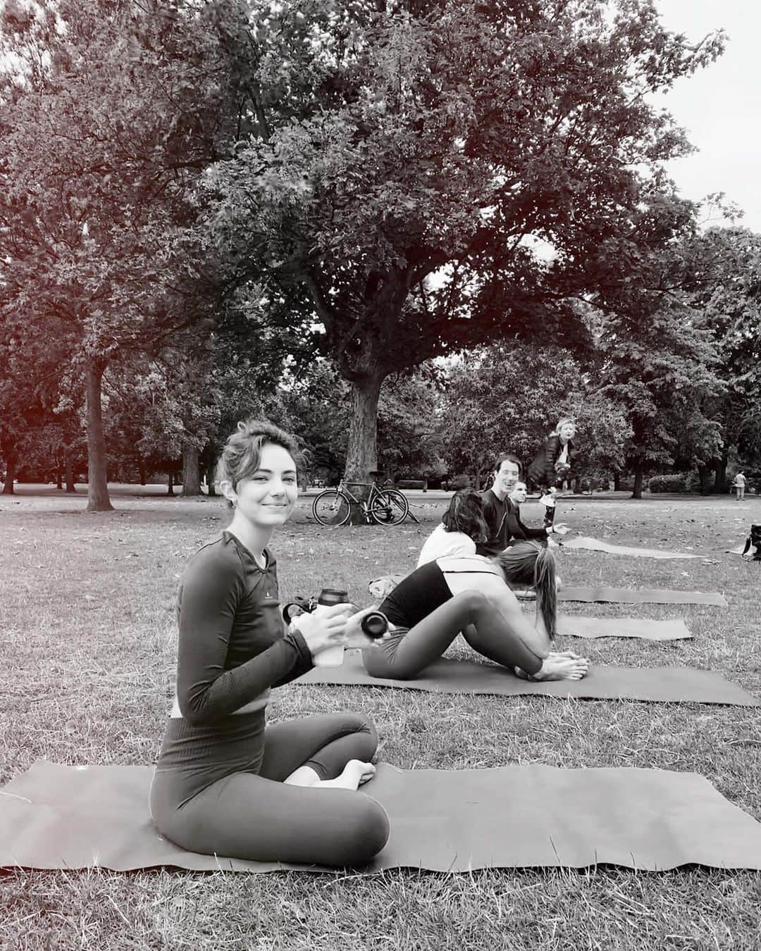 Amelia Zadroのインスタグラム：「Outta the head, into the heart 🧡 Outta the head, into the heart 💛 Outta the head, into the heart ❤️ 🌳 morning park yoga w other human bodies again ! Yayyyy! Thank u for creating space for us to flow together again & your beautiful co-creative guidance @misskatelister @humblewarriorlondon 🙏🏻🙏🏻🙏🏻」