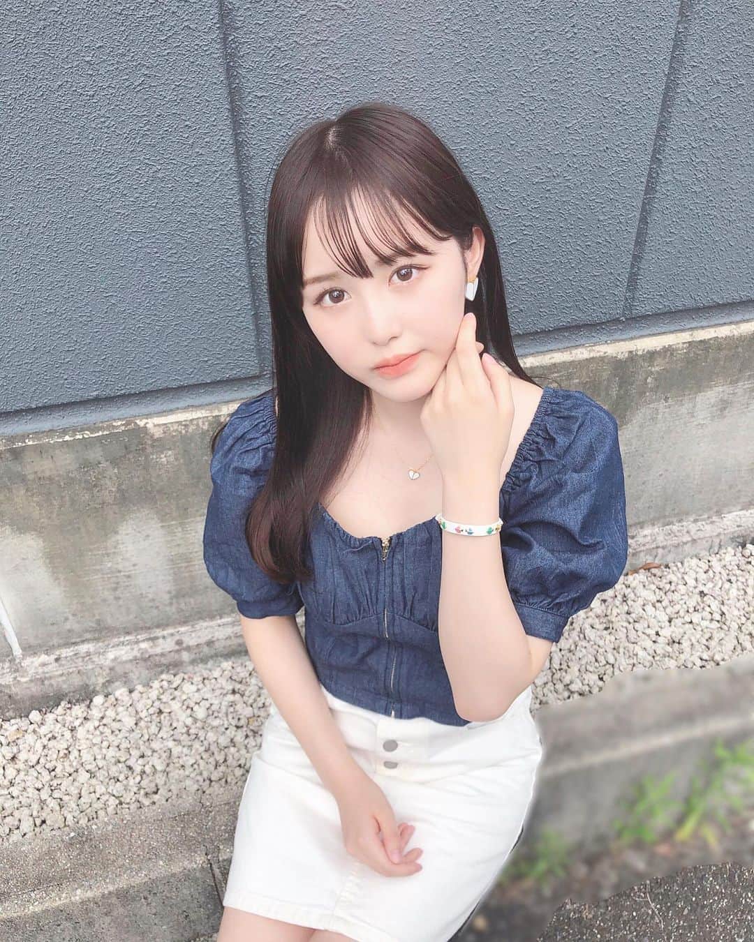 伊藤小春のインスタグラム：「・﻿ リップの色めちゃくちゃ可愛くないです……？﻿ ﻿ 思い込みかもしれないけど、﻿ 儚げ色素薄い系女子の唇になれる気がする﻿ ﻿ ﻿ macの　#テイストミー　だよ🍑﻿ 「私を味わって？」って名前までかわいい〜😣﻿ ﻿ ﻿ アクセサリーは　#katespade﻿ 誕生日にもらいました。女の子らしくてお気に入りです﻿ ピアスは小さいサイズも持っていて（気に入りすぎて自分でゲット）ちょっと前の投稿でつけてます！」