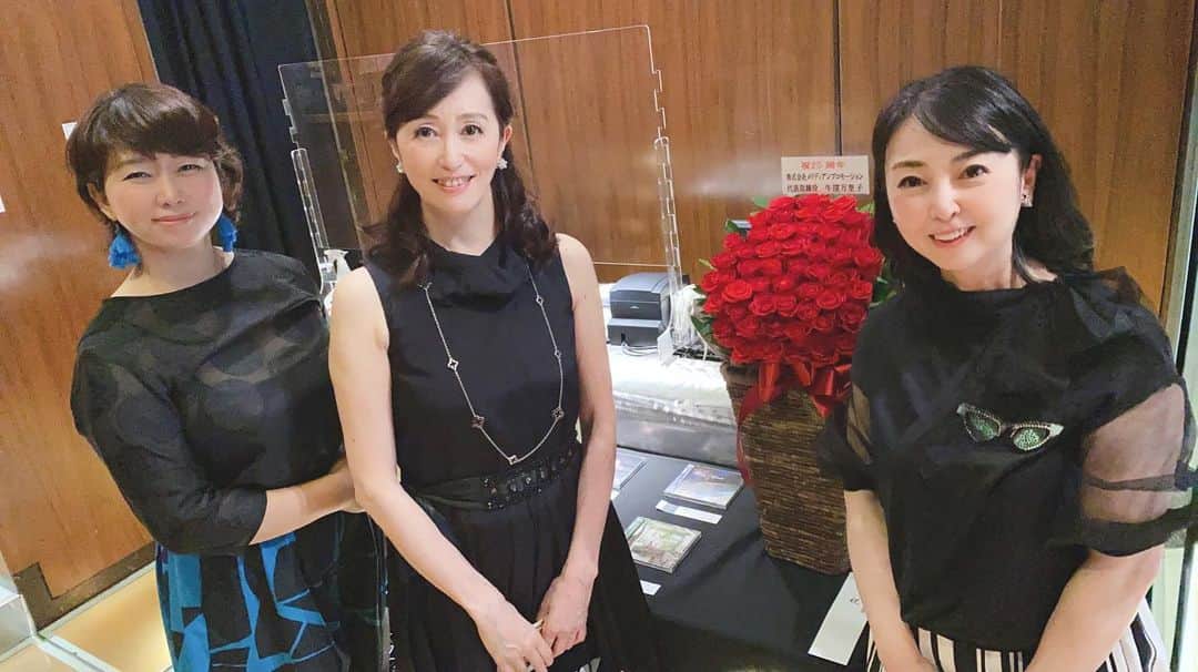 牛窪万里子さんのインスタグラム写真 - (牛窪万里子Instagram)「Jazzピアニスト木住野 佳子さんの生演奏、素晴らしかった！！  会場でラジオのゲストにお越し頂いたジャズシンガーウィリアムス 浩子さんともお会い出来て嬉しかったです。  現在ラジオ「素敵！大人女子」にて放送中です。詳しくはプロフィールのAmebaブログへ。 https://ameblo.jp/meridian096/entry-12608887220.html  #ジャズピアニスト #木住野佳子さん #ジャズシンガー #ウィリアムス浩子さん #jzbrad」7月4日 23時41分 - mariko_ushikubo