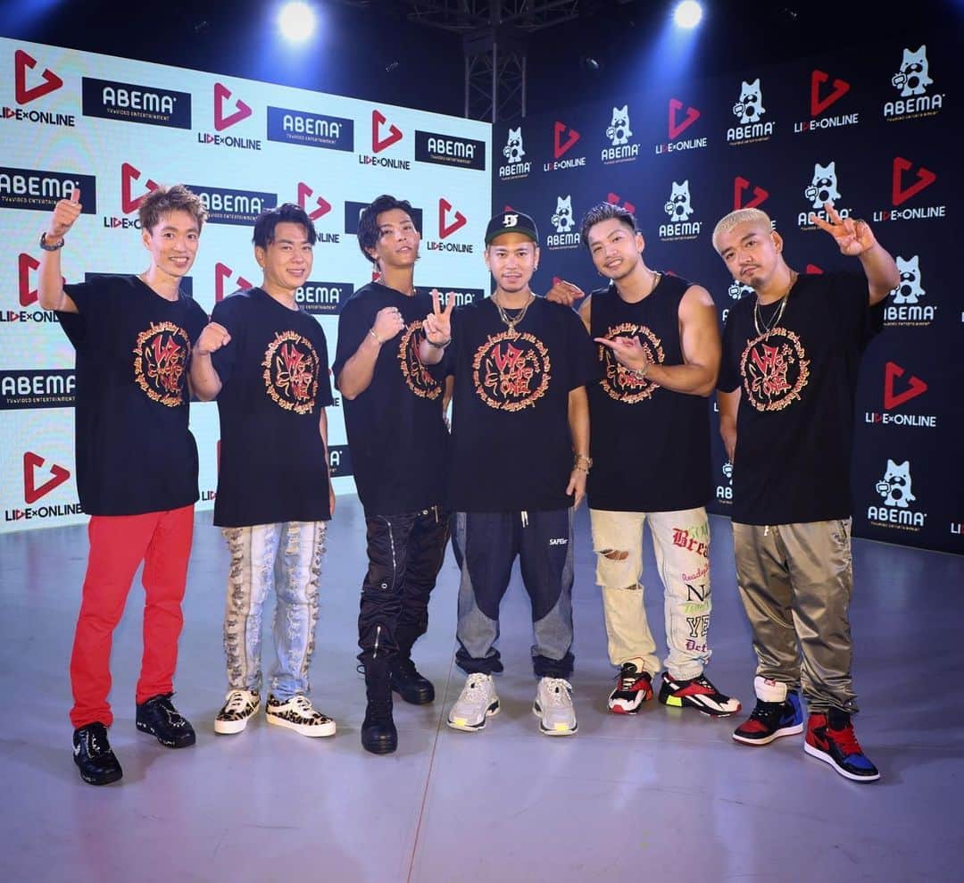DJ HALのインスタグラム：「皆さんありがとうございました！半年ぶりのライブはOnlineLive⭐️ 無観客なのに熱いエールを感じてLiveが出来ました。そして五人の熱い気持ちを間近に見て何度もグッときました。 みんなライブがしたかった🤝🤝🤝🤝 ツアーTシャツを見て、ツアーの夢を一回思い出しましたよ。Perfect Year 2020.... いやいや　まだまだ諦めてないです！　みんなで2020を新しい意味でのPerfect Year 2020にしましょう！ みんなの言葉沢山響きました！パワーをもらいました！ 見てない人は是非見てほしいです🔥 最後にこの大変な時期に沢山の方々のご協力でLiveを無事に終える事が出来ました！ 僕自身も配信DJをずっと続けているので本当に仲間が見守ってくれてる感もあったりで 今までにない新境地でした！そしてこのみんなでライブする感覚👌🏾最高です。 ありがとうございました！ またLiveがしたいです🙌🏾 #dobermaninfinity」