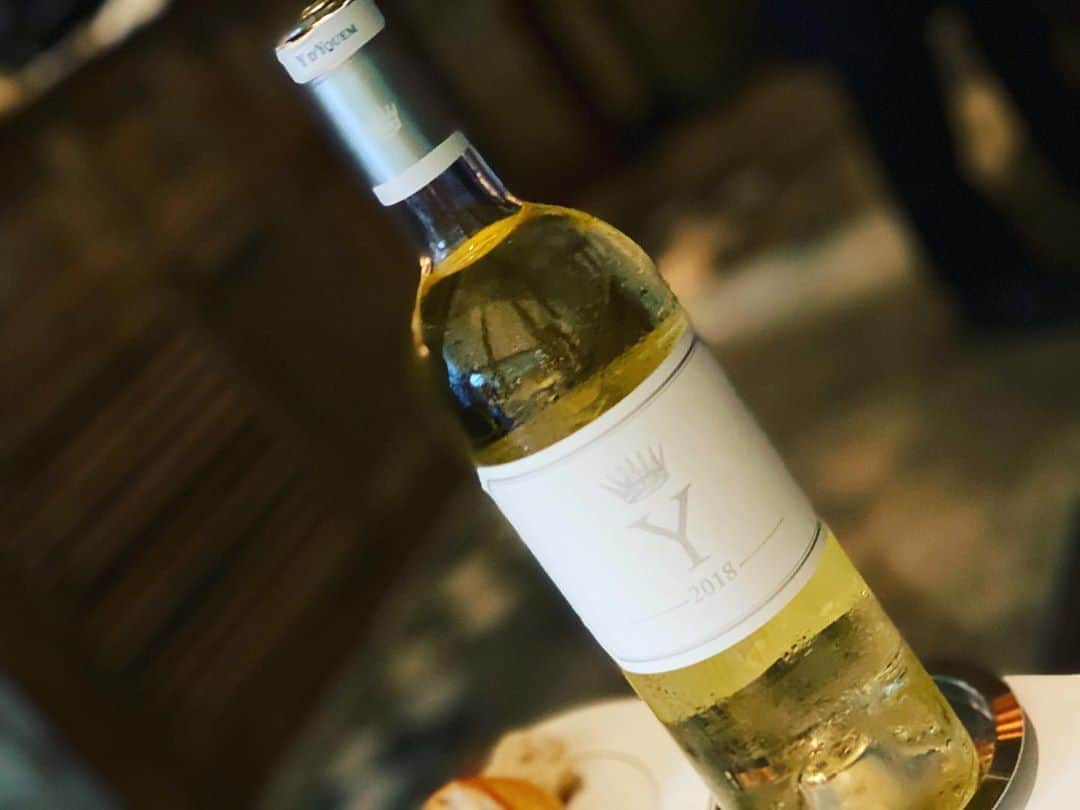 秋本祐希さんのインスタグラム写真 - (秋本祐希Instagram)「今日出会った白ワイン なんだか 運命を感じる"Y" フルーティで美味しかった❤︎ 前はペアリング&＋で呑めてたのに 今ではほろ酔いだなんて お酒弱くなったなぁ。 #Y #whitewine #wine #delicious #sugalabo #sugalabos」7月4日 23時47分 - ayuuki0908