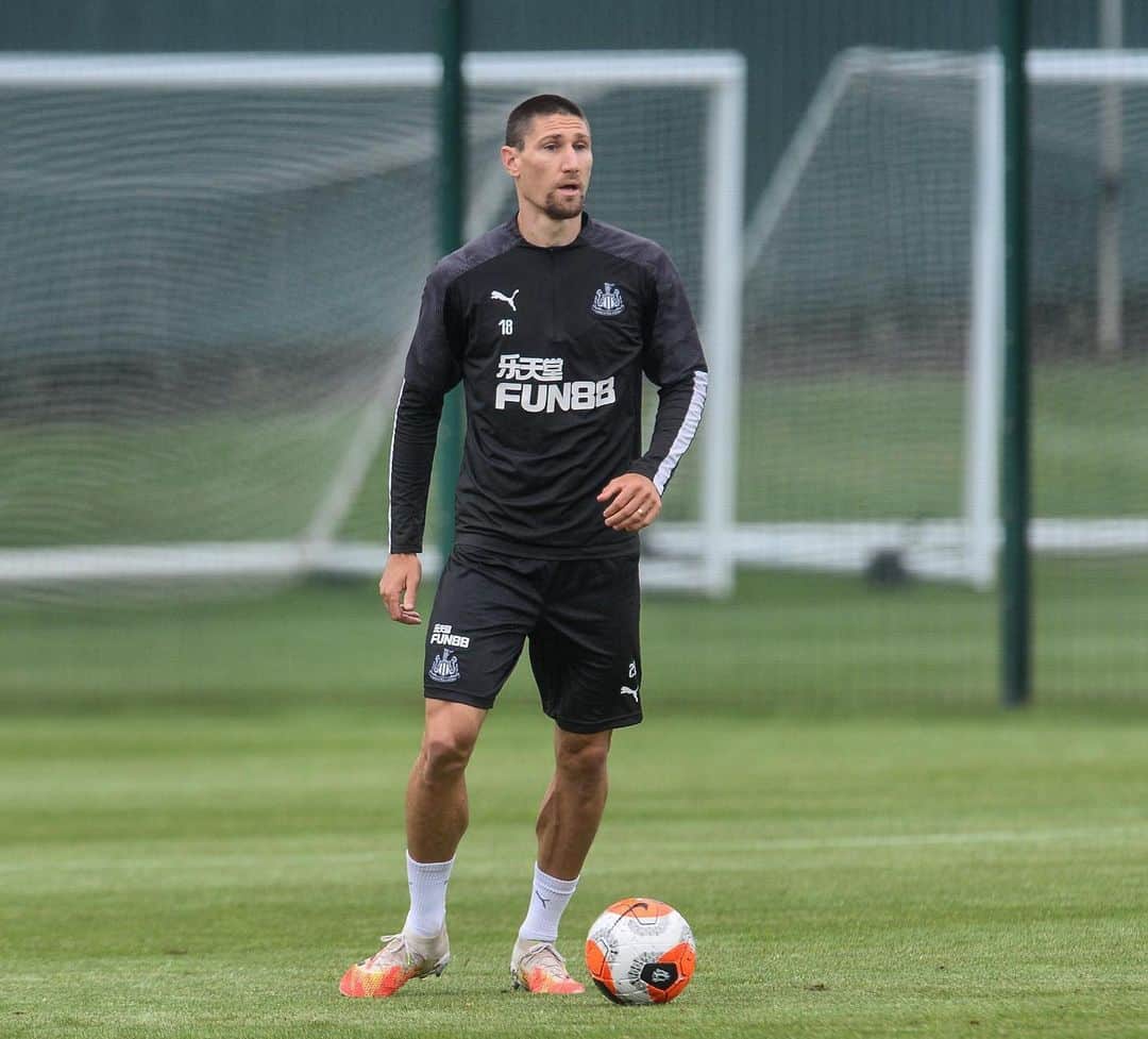 フェデリコ・フェルナンデスのインスタグラム：「Tomorrow we go again. ⚽️」