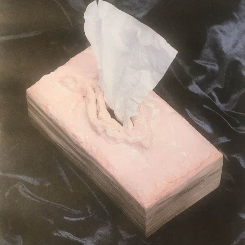 シャーナ・オズボーンのインスタグラム：「My new tissue dispenser by @julieverhoeven from @fantastictoiles so much good stuff @nasirmazhar @maxallenbabes @therealdavebaby @hrhprincessjulia @claire_barrow dreamy masks @andrewclwyd et al ❤️」