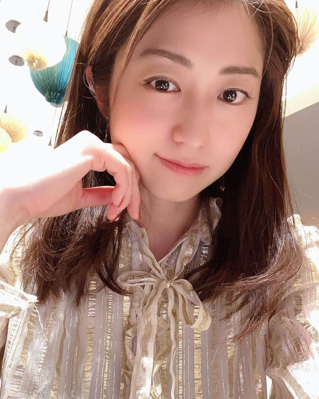 江辺香織さんのインスタグラム写真 - (江辺香織Instagram)「【子育ての心理テクニック】 　読了◡̈♥︎  子育てママとして理解者に出会えた気分になるような本でした＝旦那さんとも共有したい本♪   子育てする過程で気をつけようー！と思ったのは、『言う事聞かないなら置いていくよ！』とか『勉強しないなら、おやつ抜き！』とか。笑  よく聞くような話だけど、これらは【脅迫の子育て】であってそれで子供が言う事を聞いたとしても、本当に何が正しいかを理解した訳ではない。  自分の頭で考えて、物事の是非を覚えて行く事。  親が怒るから勉強するではなくて、知識欲を持って自ら勉強する子に 育てられたら良いなと思いました◡̈♥︎   #子育て #心理テクニック #1歳児 #mama #readingtime #life #kaoriebe #ビリヤード #世のママ尊敬」7月4日 23時52分 - kaori.ebe