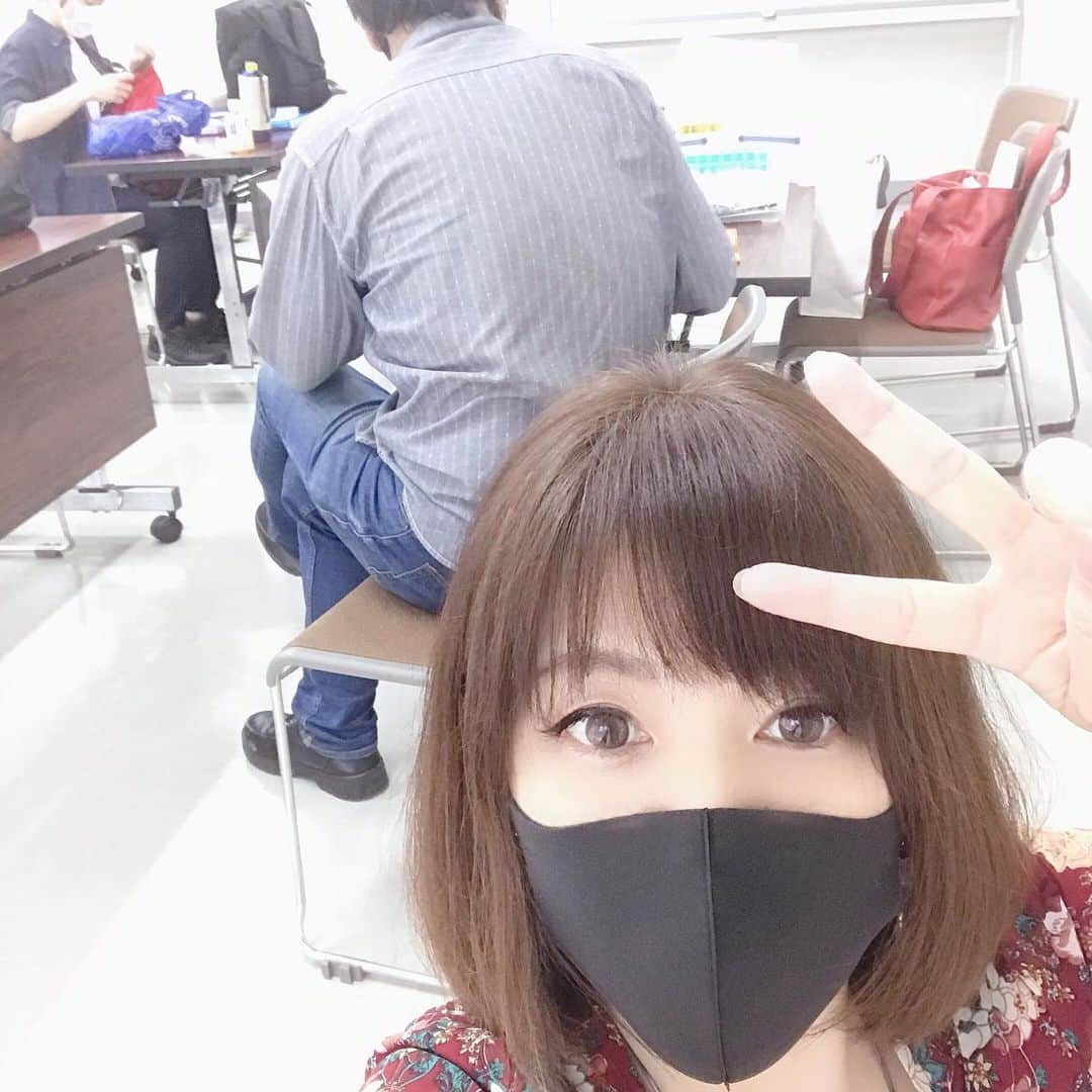 富岡美羽のインスタグラム：「今日は朝から撮影があったり午後は養成所のお仕事、夕方から夜まで朗読ドラマ『#ブスでも愛してくれますか？』の初顔合わせで稽古😍皆がパワーをくださいます✨✨ そして少し早めのバースデーソングを唄ってくれました😭プレゼントまで頂きました🎁皆優しいね。ありがとう😭  #富岡美羽  #ブス愛」