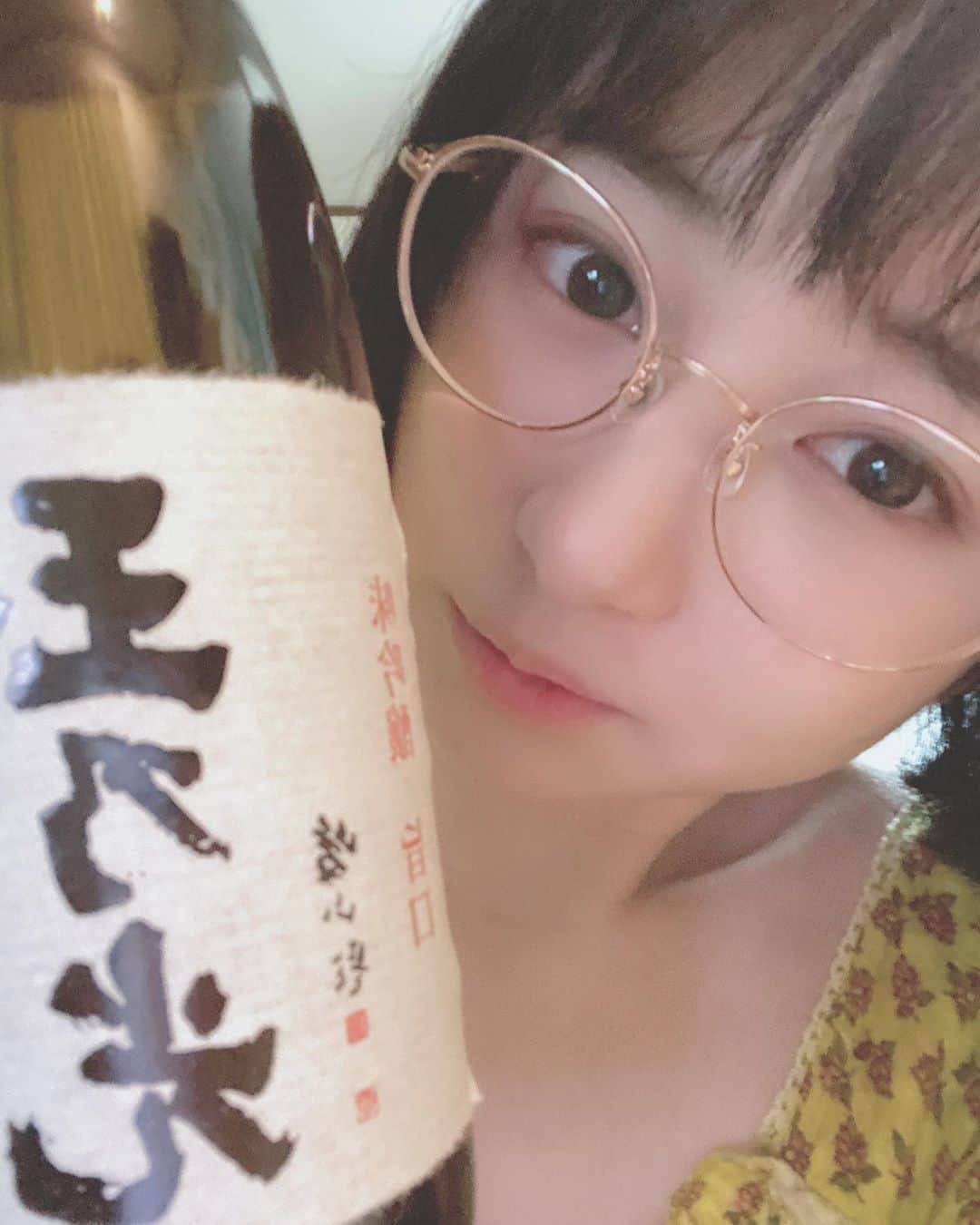 小室ゆらさんのインスタグラム写真 - (小室ゆらInstagram)「.﻿ ﻿ ﻿ #純米吟醸 の #玉乃光 🍶𓂃 𓈒𓏸﻿ ﻿ 純米酒のほうと比べて、﻿ まろやかかつふくよかでふわっとした甘みが口に広がって﻿ とっても美味しかった…！！﻿ ﻿ やっぱり日本酒は美味しい☺️﻿ ﻿ ﻿ 皆さんの好きな日本酒はなんですか🤭？？﻿ ﻿ ﻿ 服装が完全におうちモードでごめんなさい…🙏🏻﻿ ﻿ ﻿ .」7月4日 23時55分 - komuro_yura_official