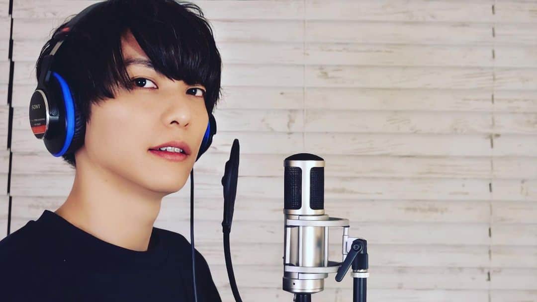 鍵本輝のインスタグラム：「家でレコーディング^ ^ 瑛人さんの香水を歌ってみたよん！！ 音はYouTubeにて動画にしていますのでぜひ聴きにきてね^ ^ #香水 #ドルチェアンドガッバーナ  #趣味Tube #YouTube」