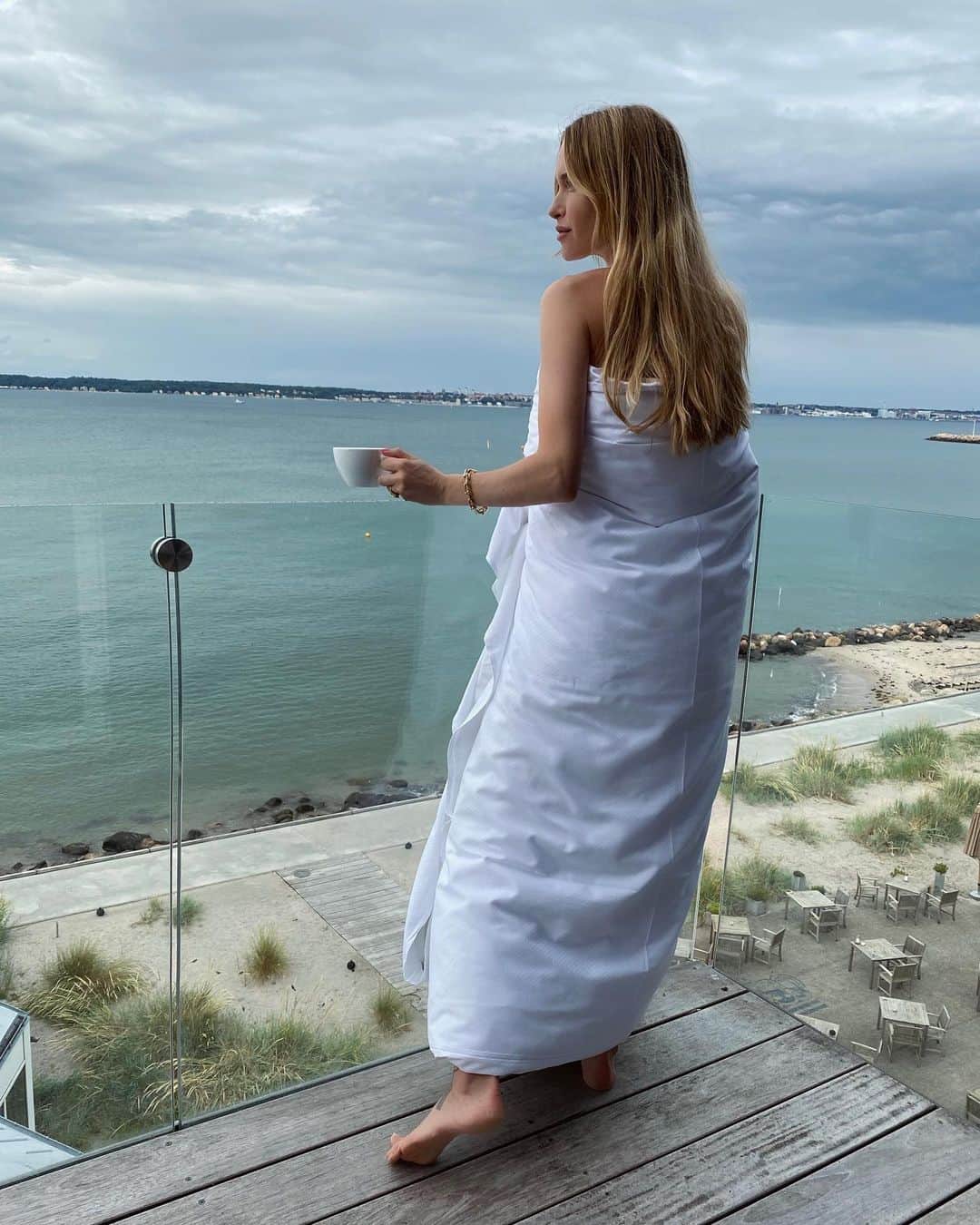 ペニーレ・タイスベックのインスタグラム：「Woke up to my favorite view🌊 Sleeping in and enjoying every minute of being just the two of us💘 @lotko」